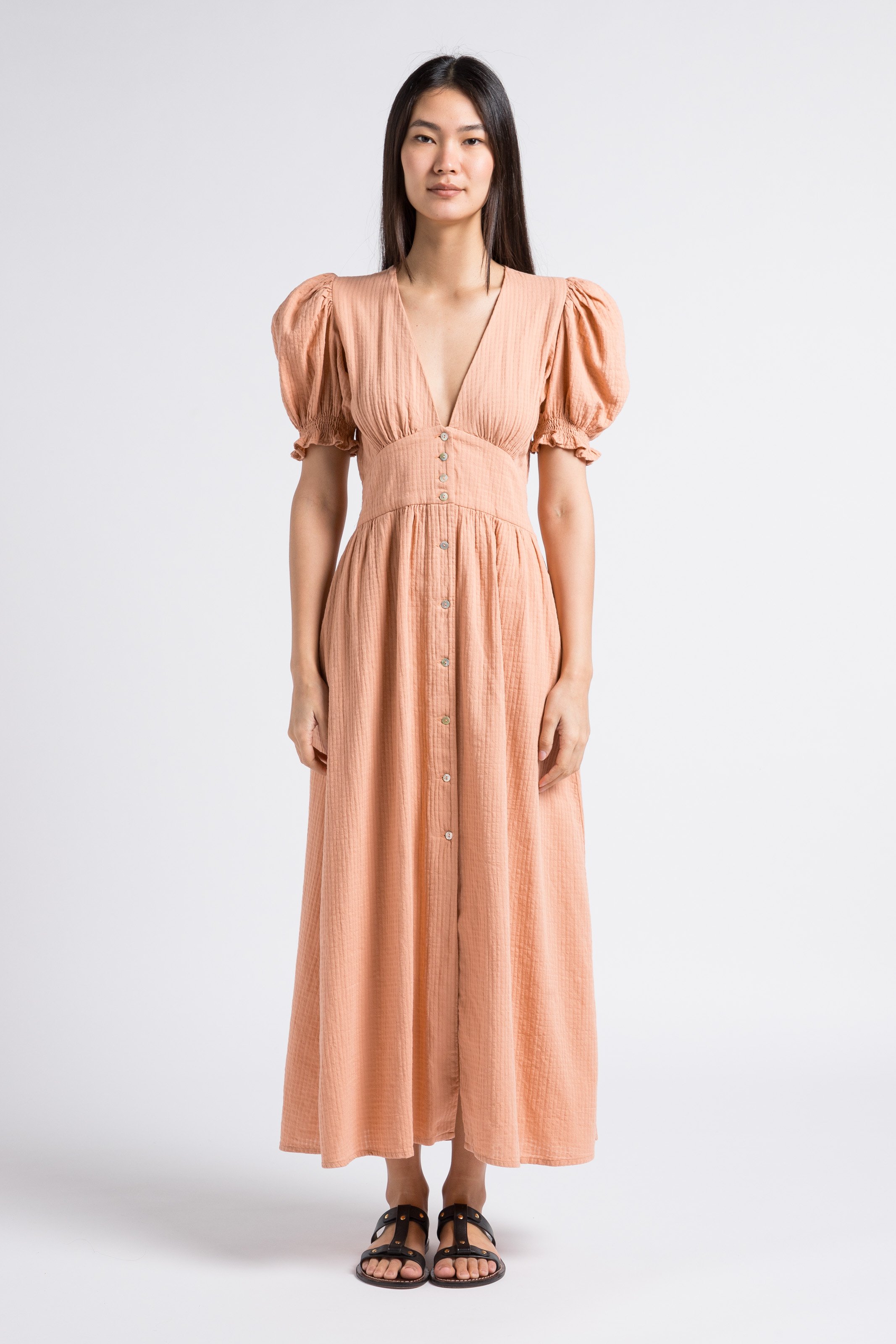 Lange, getailleerde, katoenen jurk met V-hals THE NEW SOCIETY Bruin