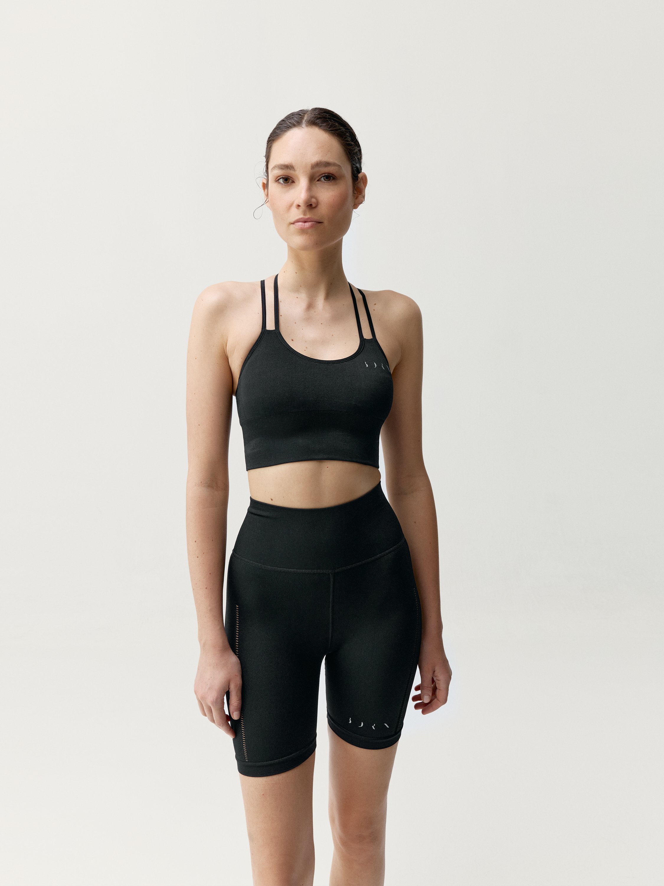 Seamless medium support sports bra BORN LIVING YOGA Black