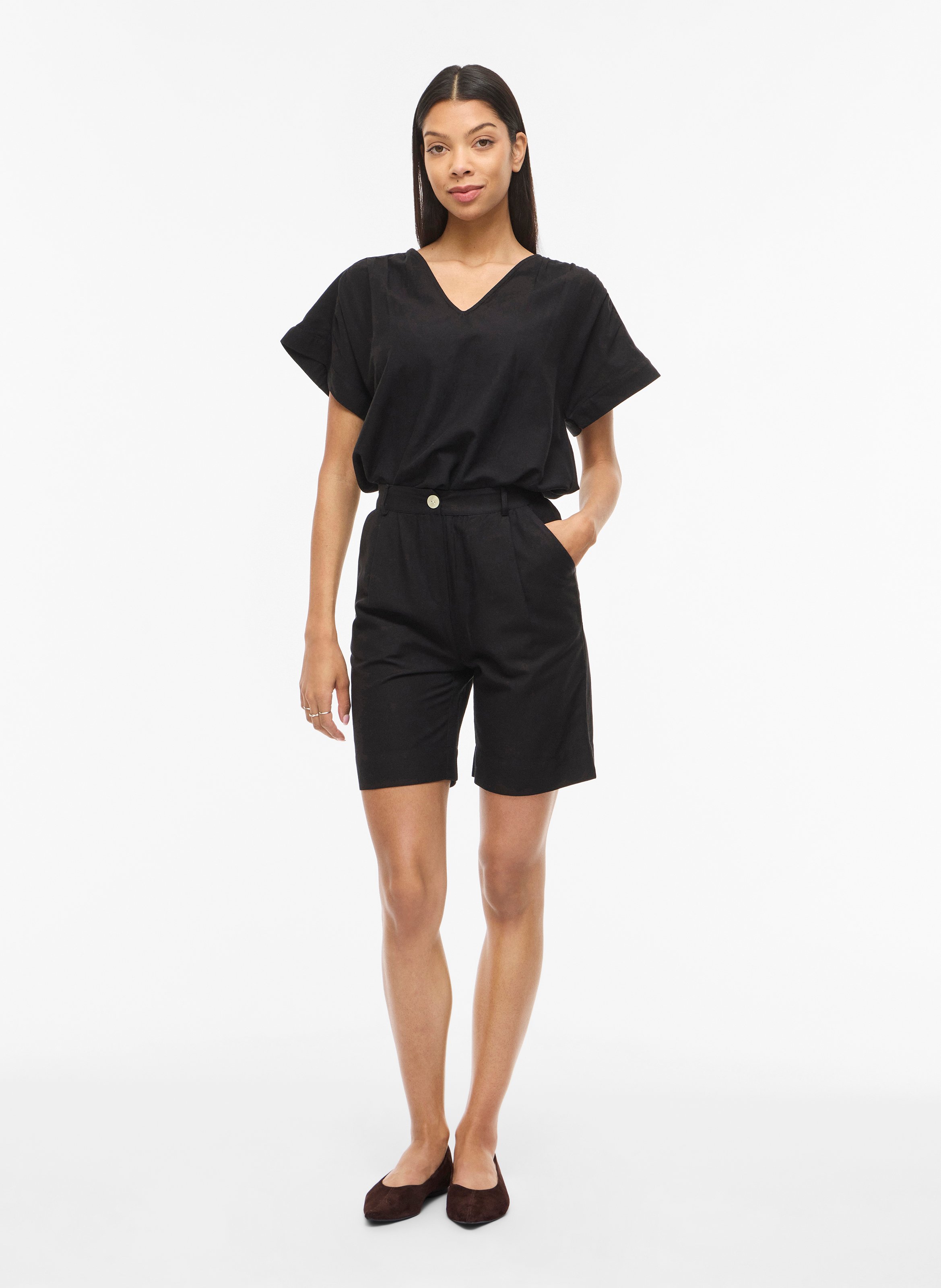 Korte hoge taille met plooien in effen kleur. VILA Zwart