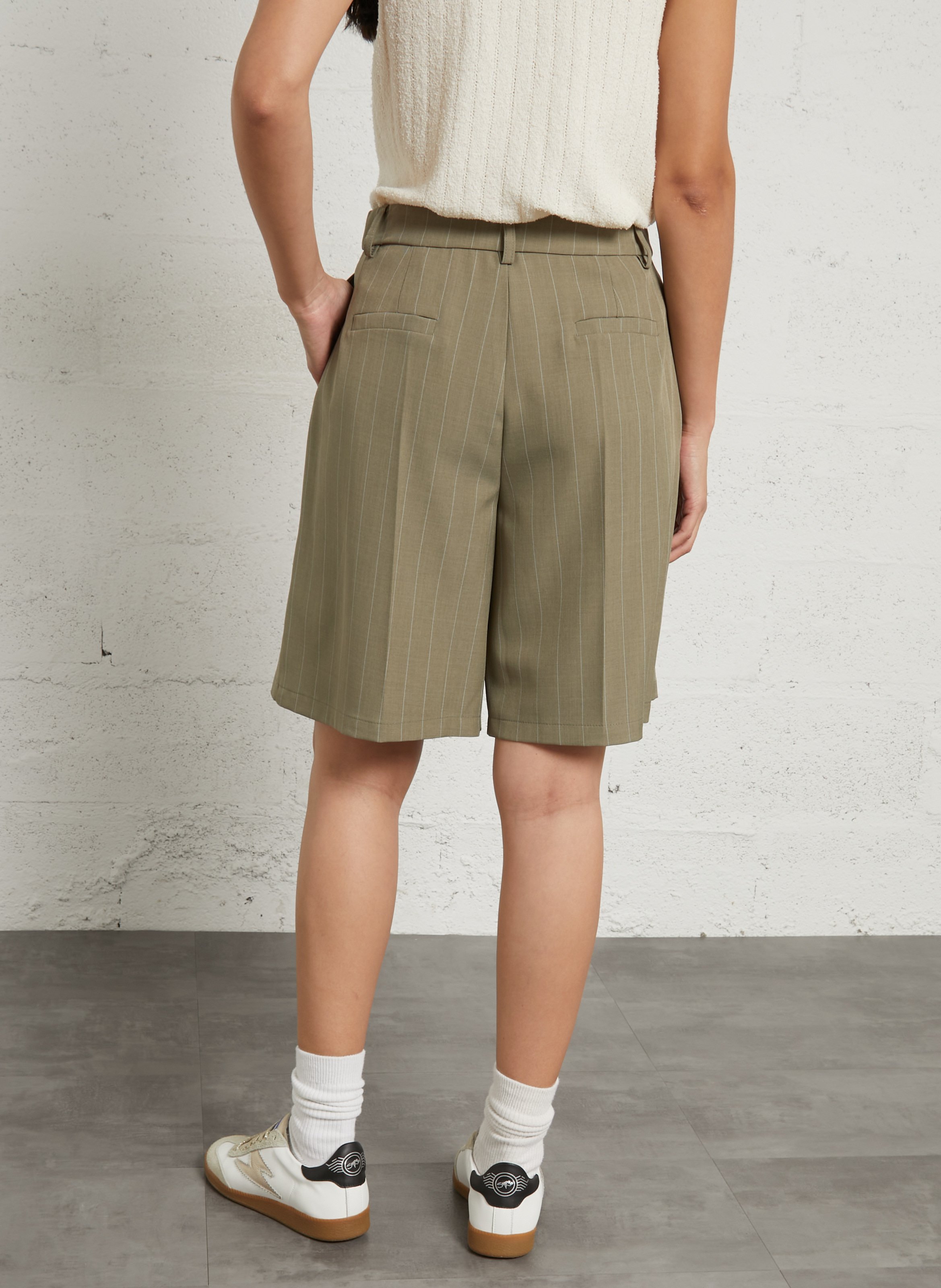 Hohe Taille Bermuda mit Streifenfalten. PLEASE Khaki