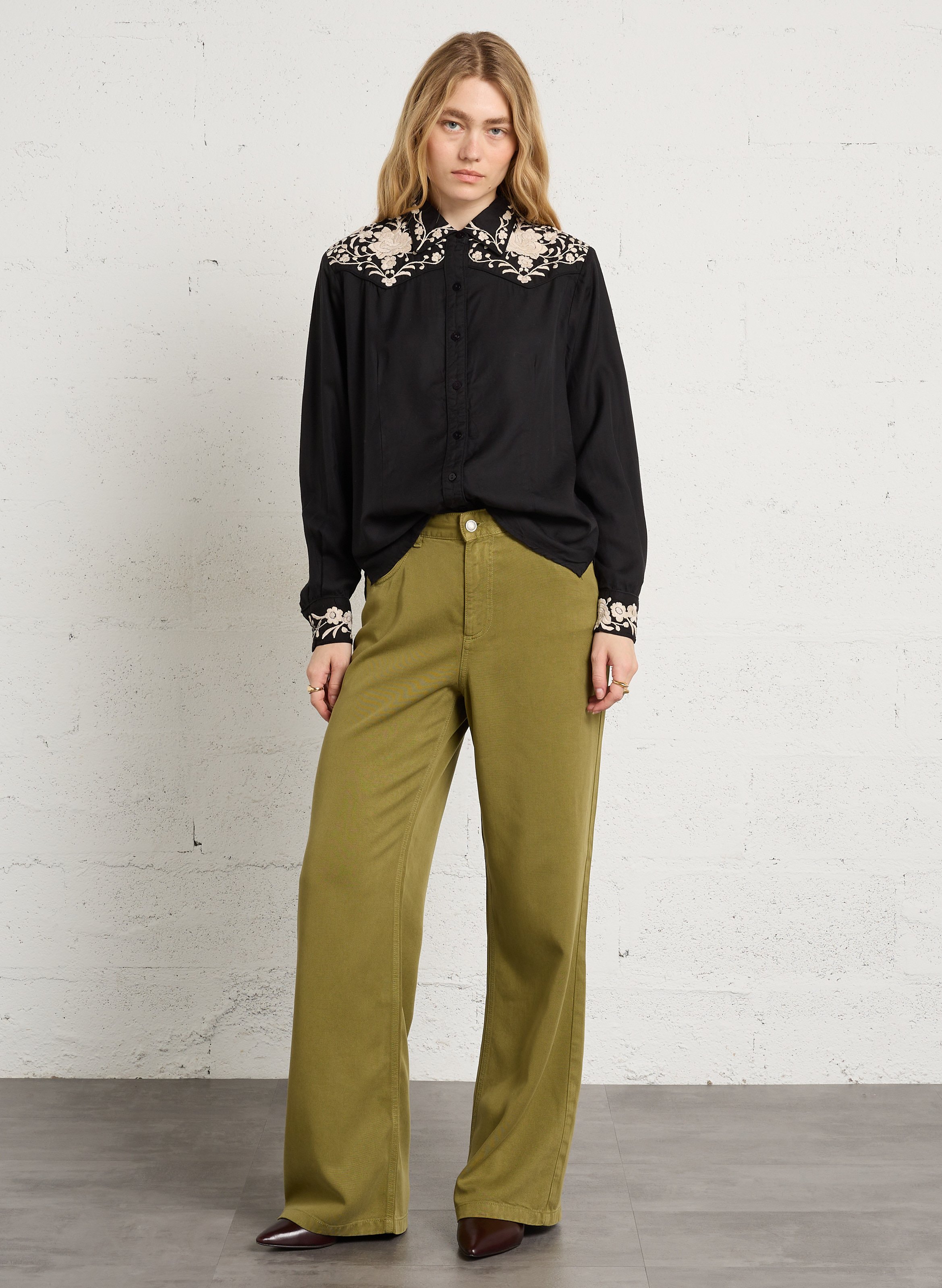 Gerade Hemdbluse mit Stickereien MAISON HOTEL Schwarz