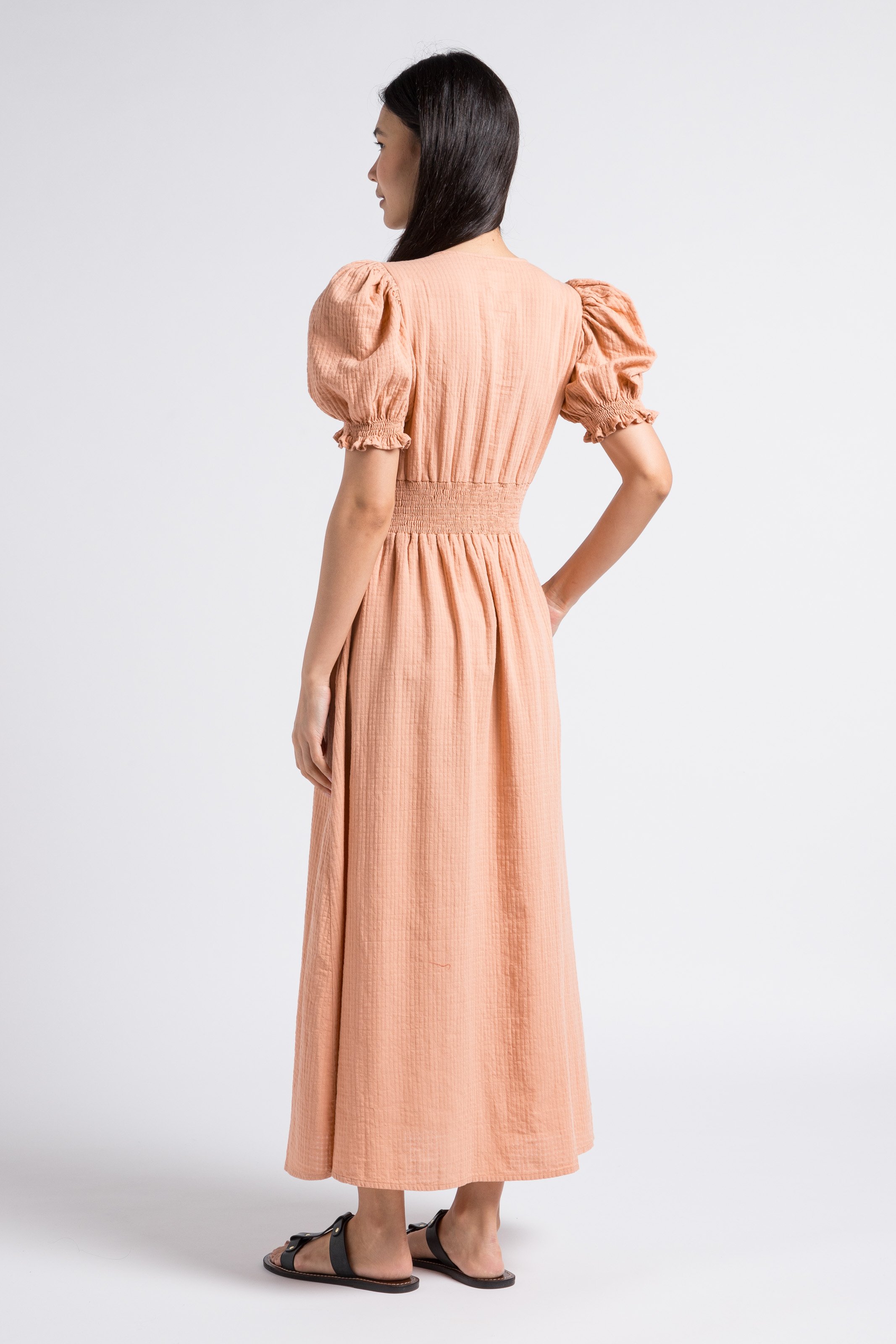 Lange, getailleerde, katoenen jurk met V-hals THE NEW SOCIETY Bruin