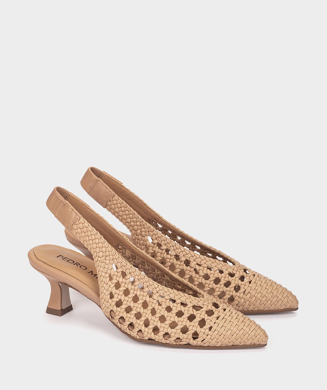 <p>Low-heeled pointed-toe pumps, in brown color.</p> PEDRO MIRALLES Brown