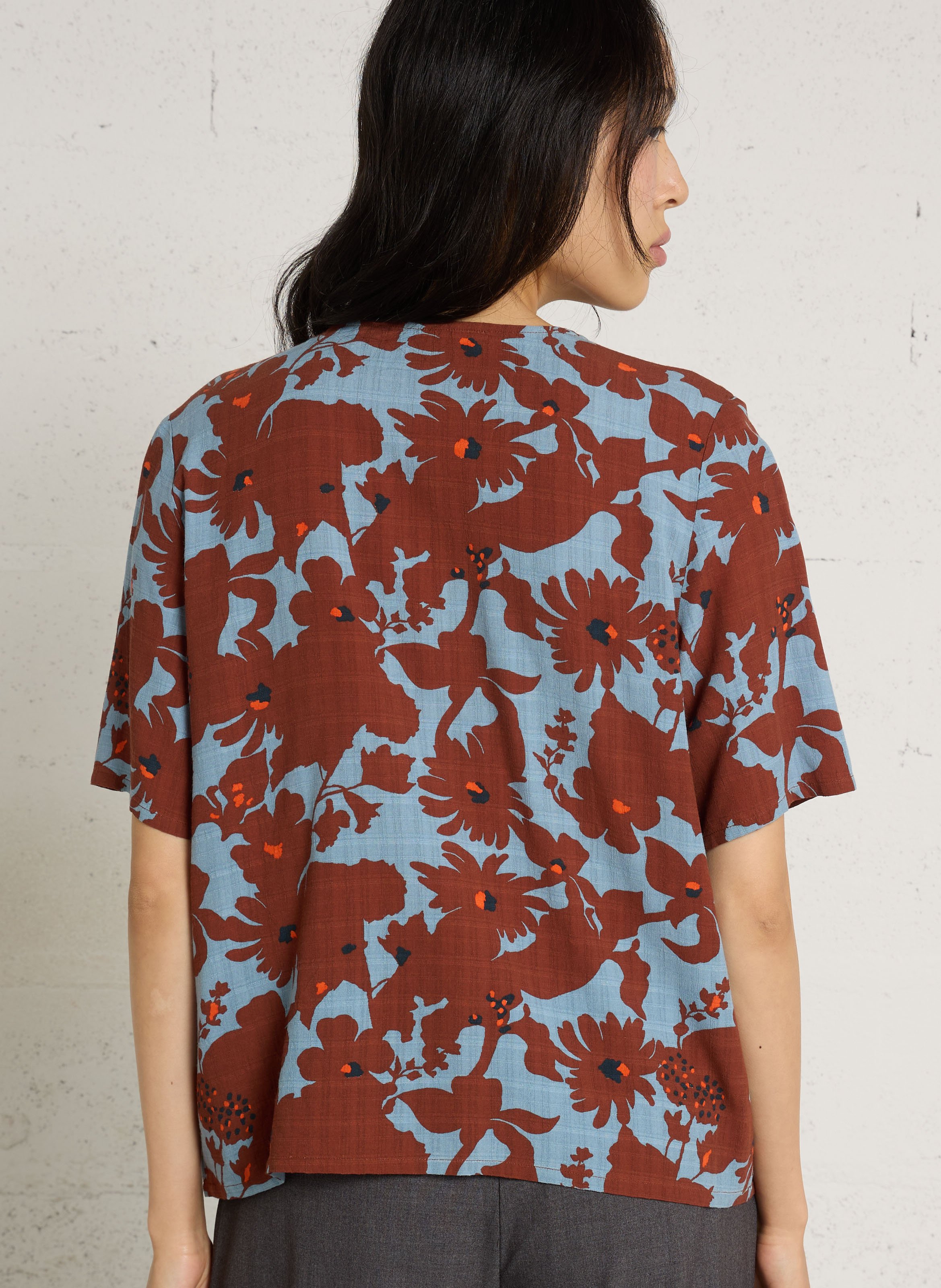 Fließendes Top mit V-Ausschnitt und Muster NICE THINGS Blau