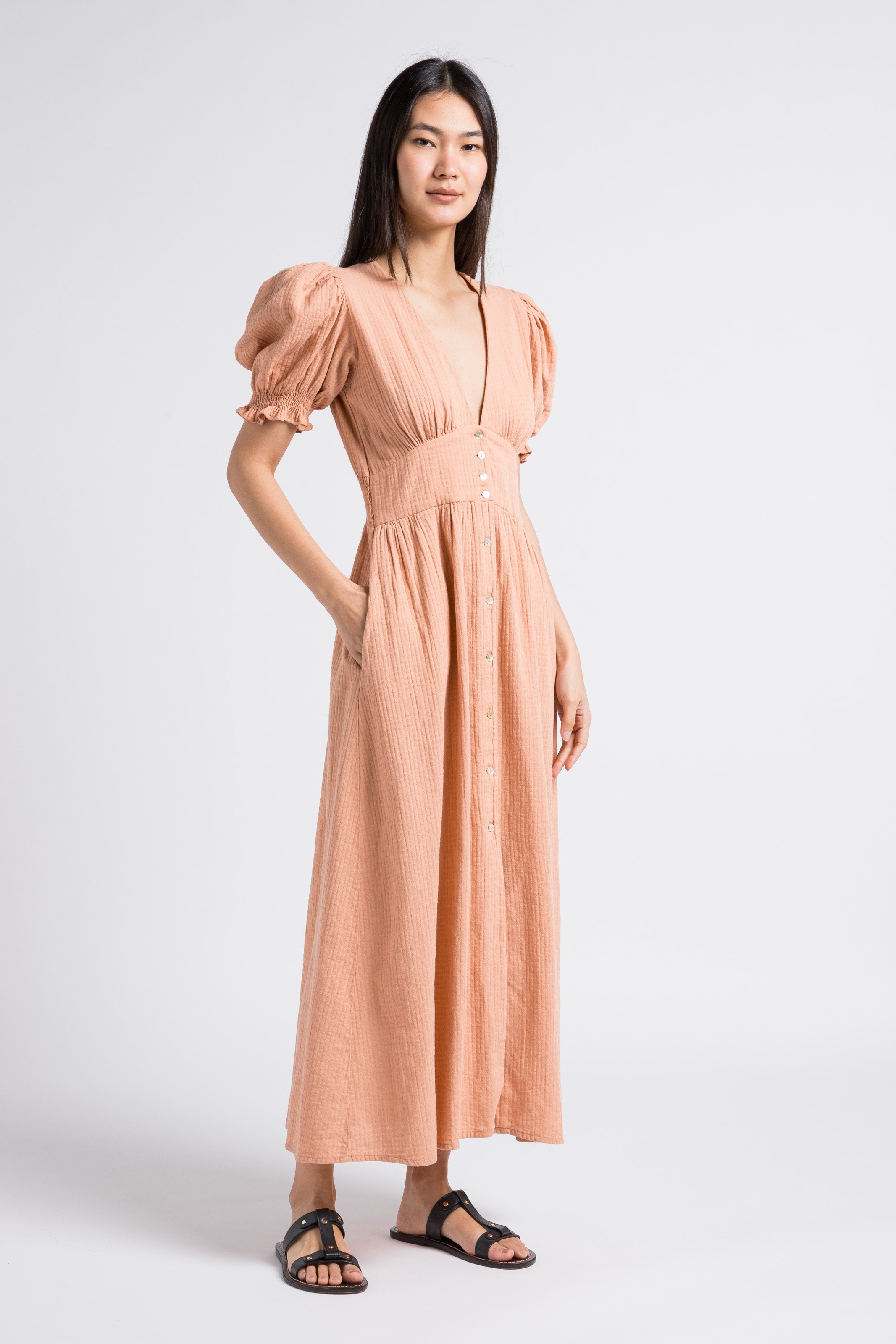 Lange, getailleerde, katoenen jurk met V-hals THE NEW SOCIETY Bruin