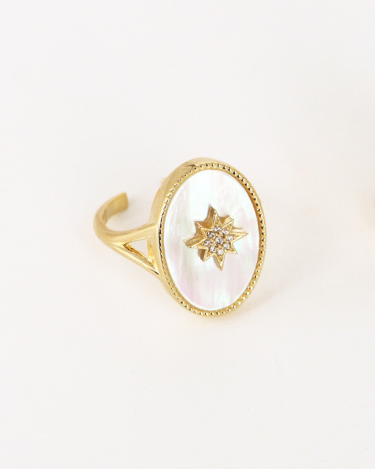 Ring (star) NILAI White