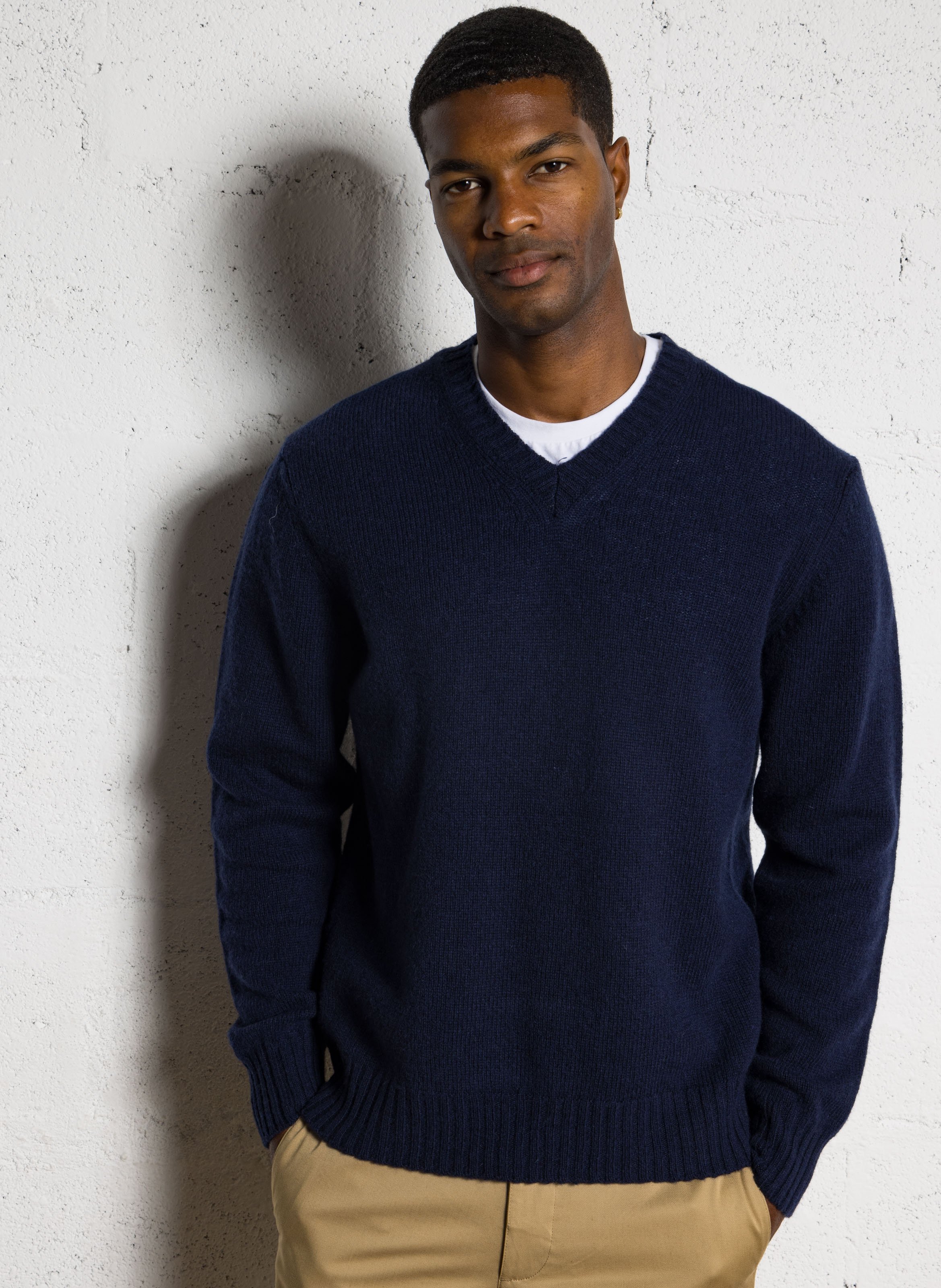 Pull droit col V en laine HARTFORD Bleu