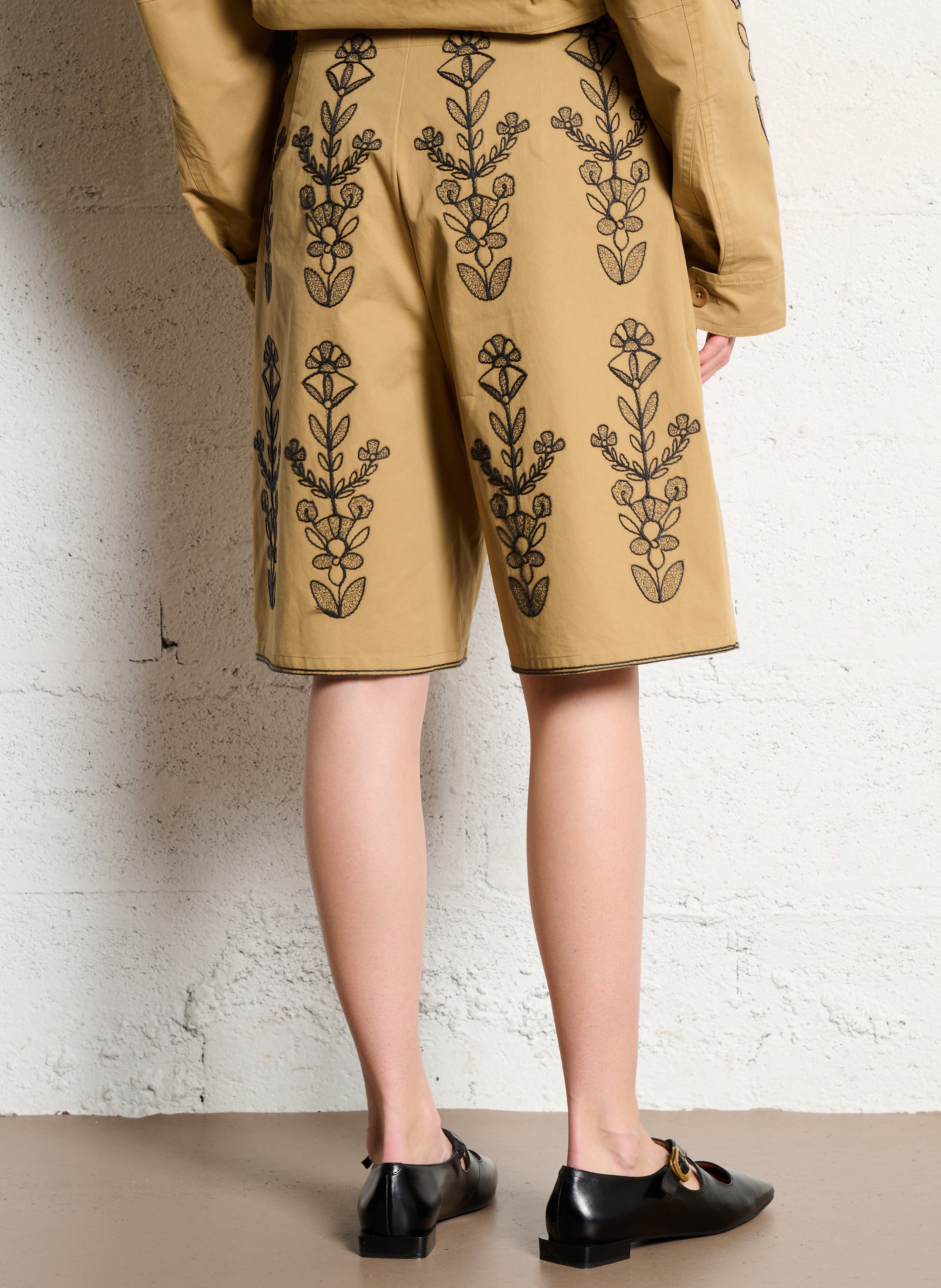 Hoge taille geborduurde bermuda met grote maat ANTIK BATIK Beige