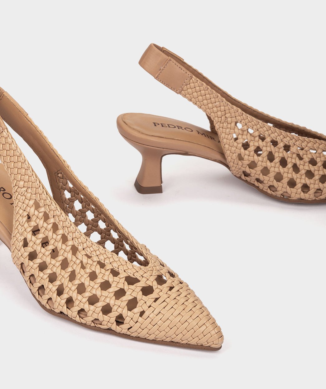 <p>Low-heeled pointed-toe pumps, in brown color.</p> PEDRO MIRALLES Brown