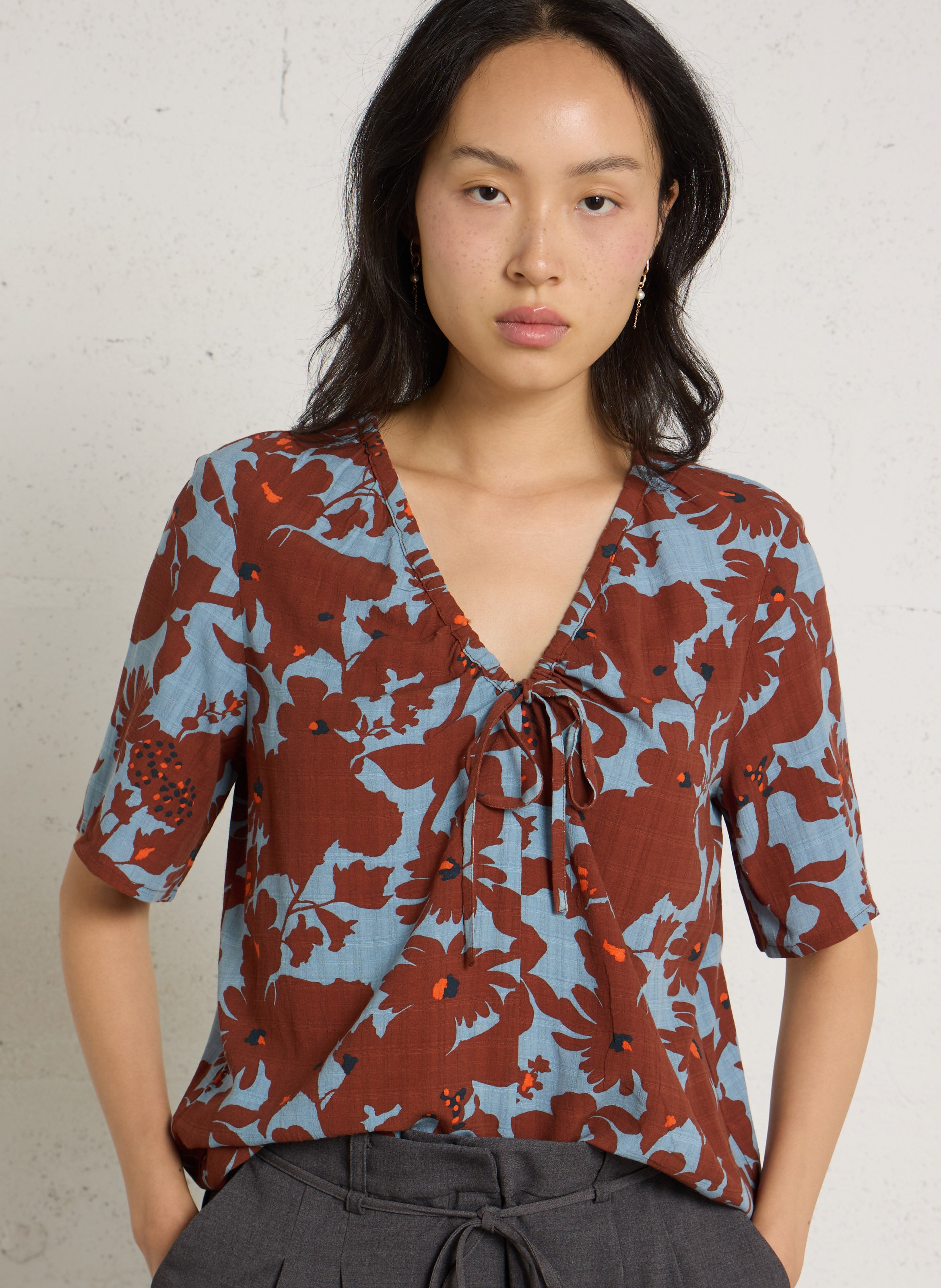 Fließendes Top mit V-Ausschnitt und Muster NICE THINGS Blau