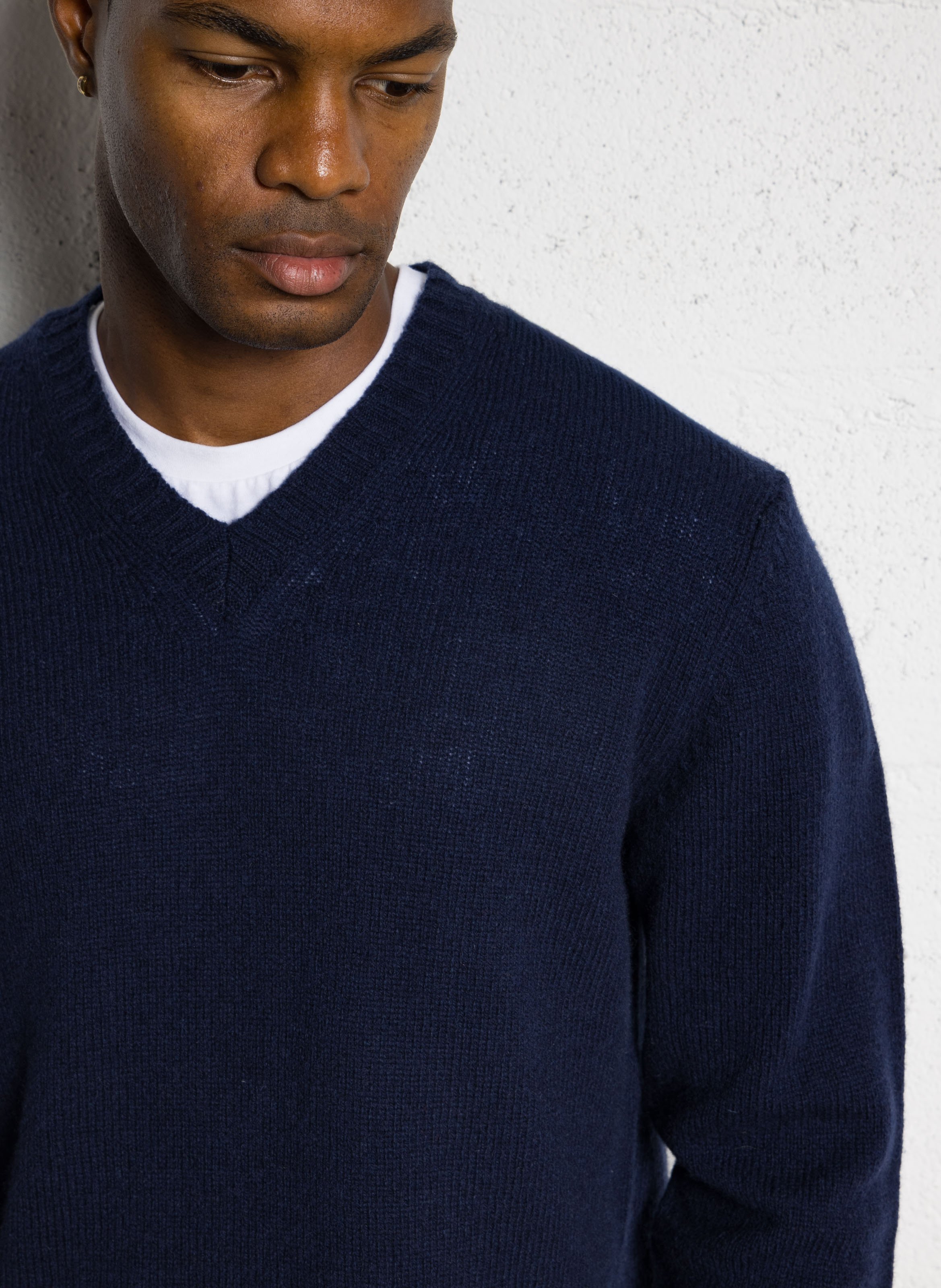 Pull droit col V en laine HARTFORD Bleu