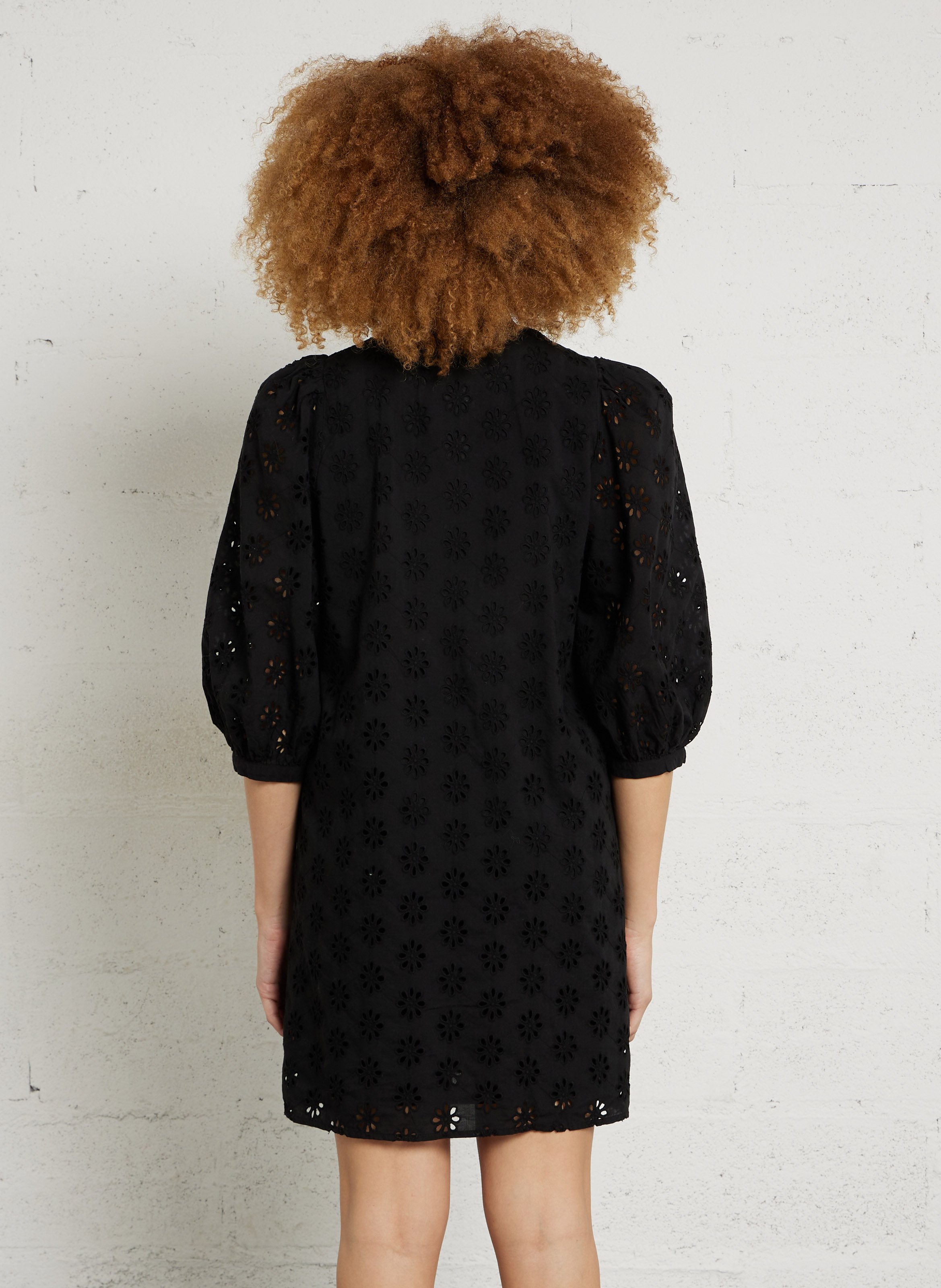 <p>Korte jurk met ronde hals en Engelse borduursels</p> DES PETITS HAUTS Zwart