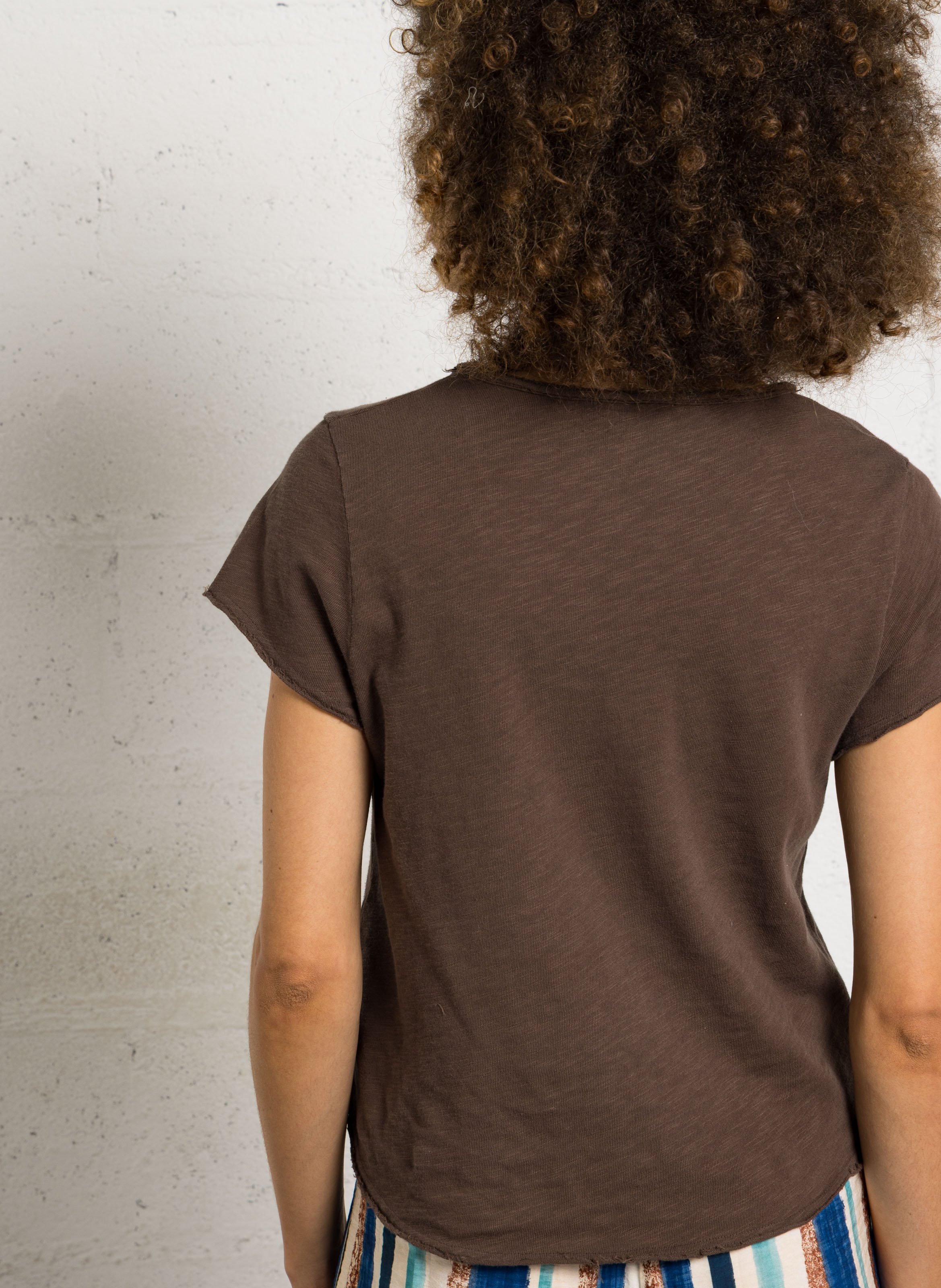 Gerade geschnittenes Baumwoll-T-Shirt mit V-Ausschnitt AMERICAN VINTAGE Braun