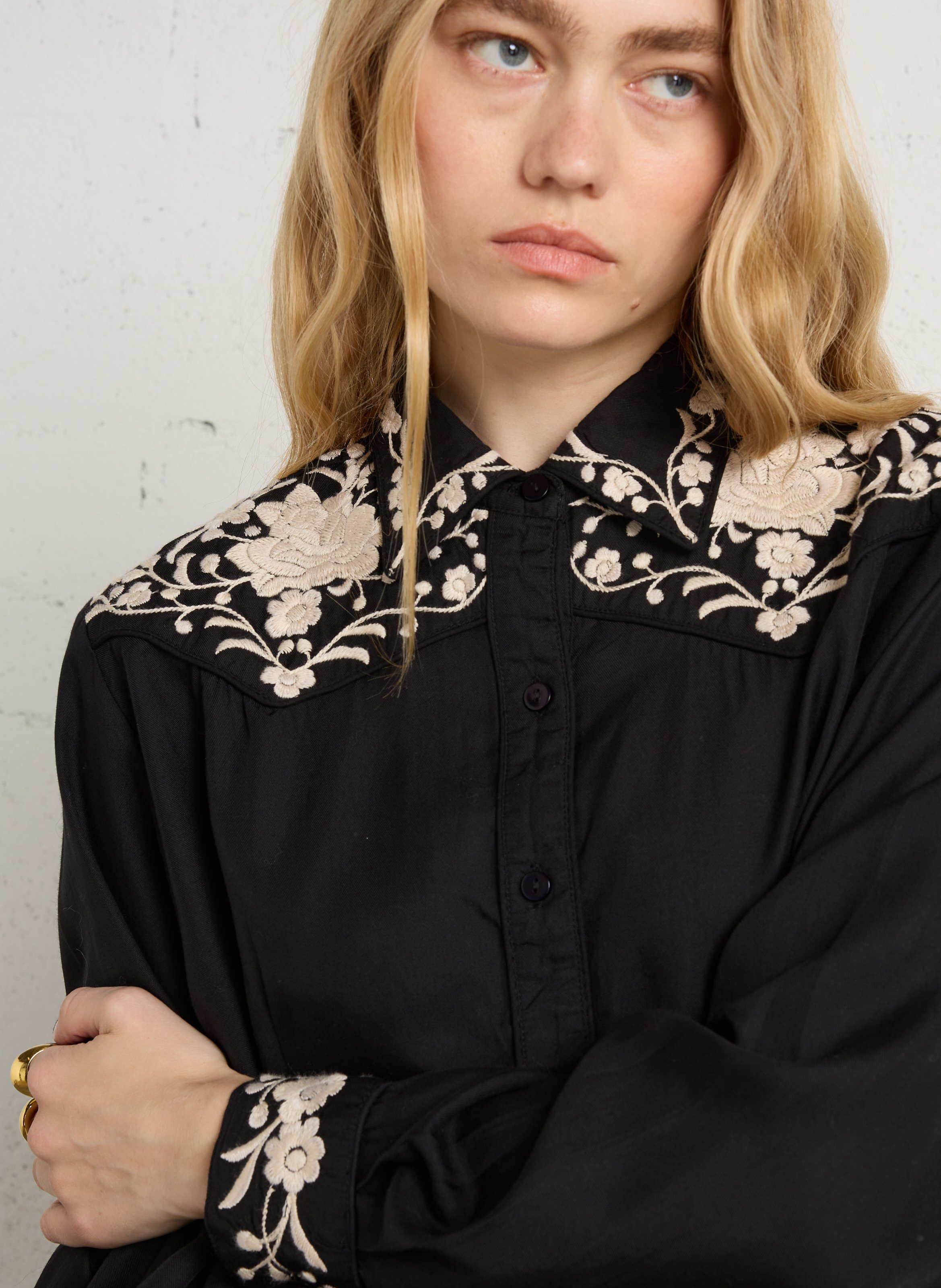 Gerade Hemdbluse mit Stickereien MAISON HOTEL Schwarz