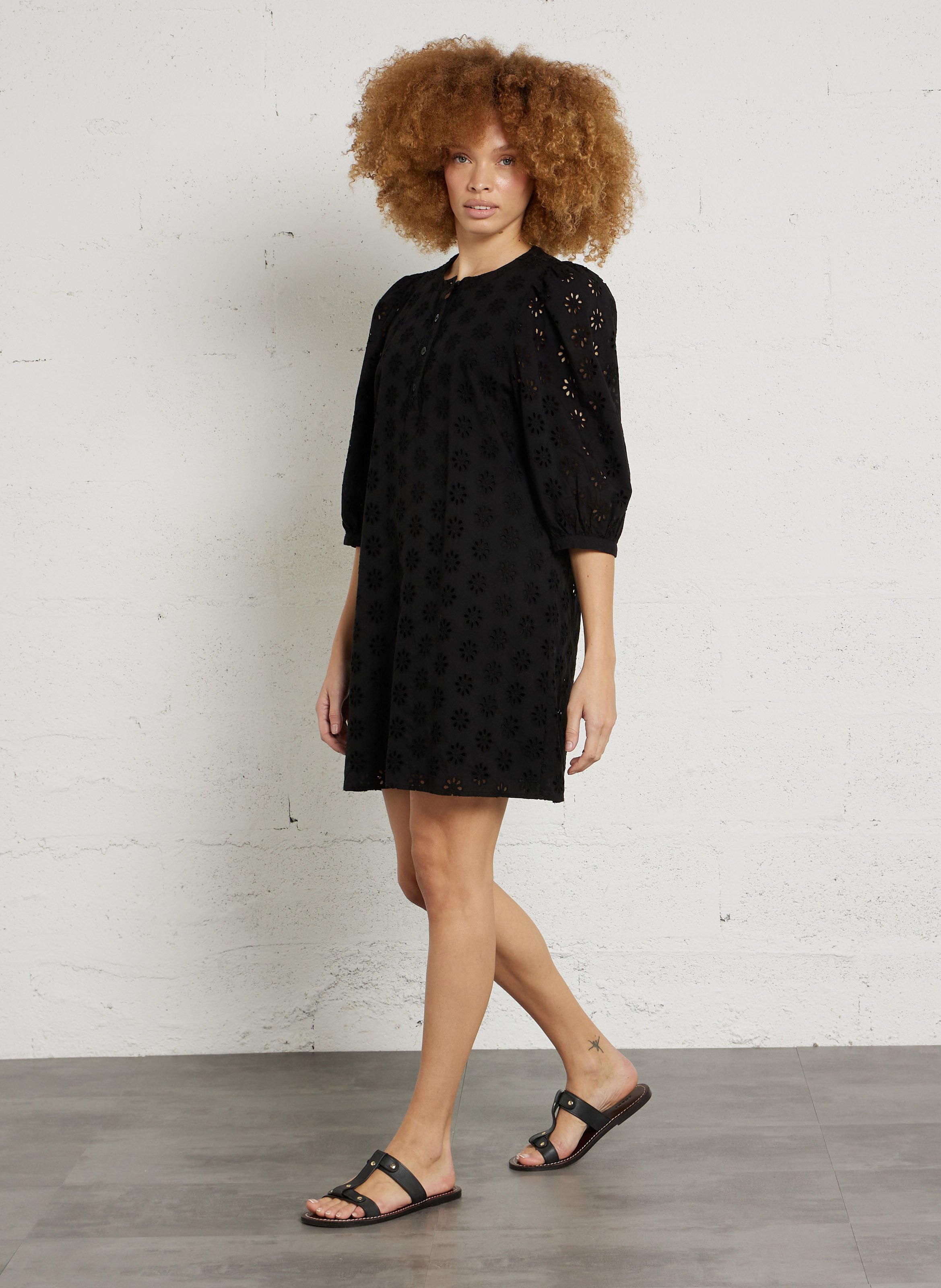 <p>Korte jurk met ronde hals en Engelse borduursels</p> DES PETITS HAUTS Zwart