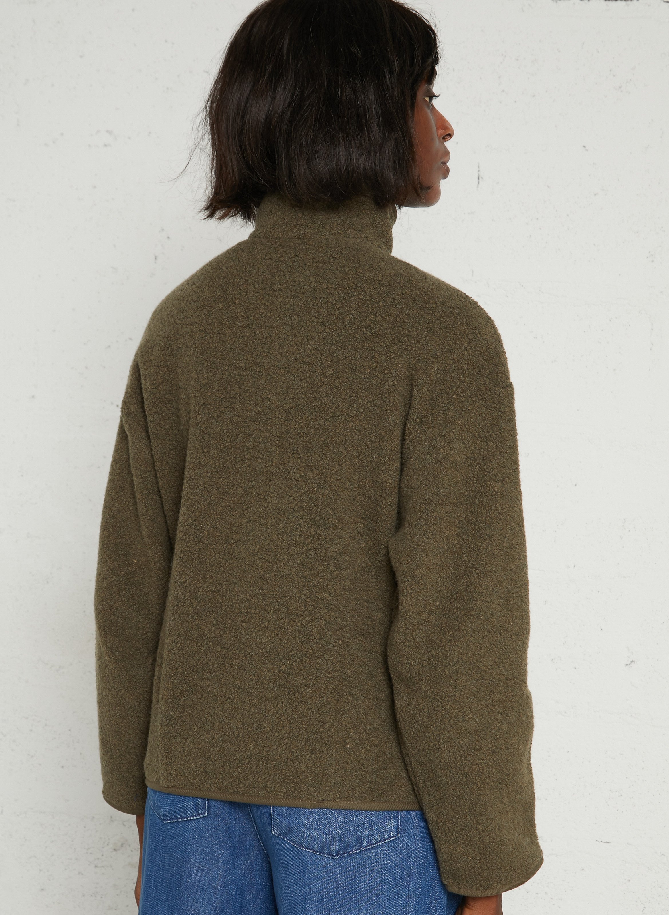 Hoher Kragen Strickjacke in Bouclé-Garn DES PETITS HAUTS Grun