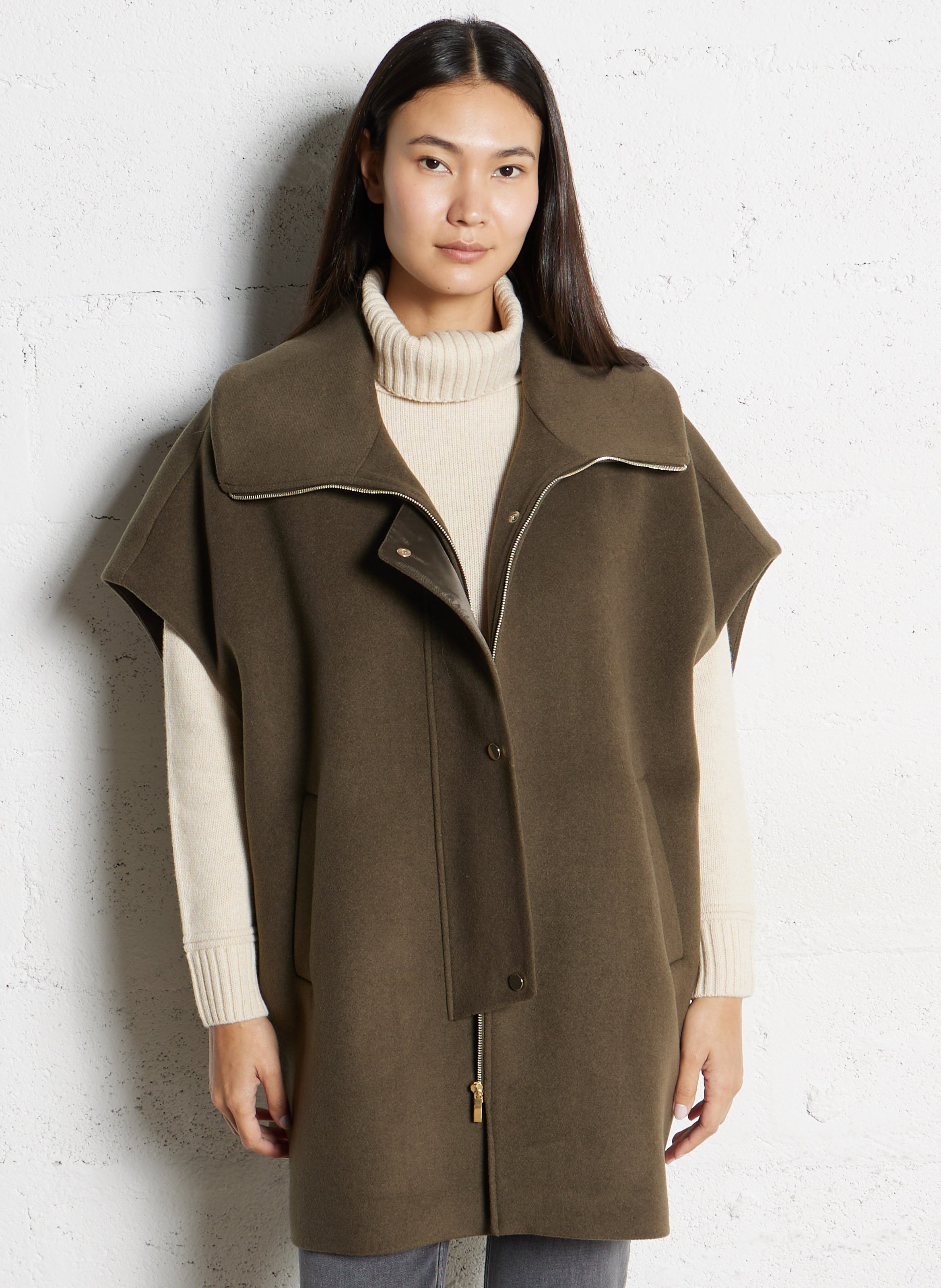 Wijdvallende mouwloze cape met rits in effen kleur MAISON 123