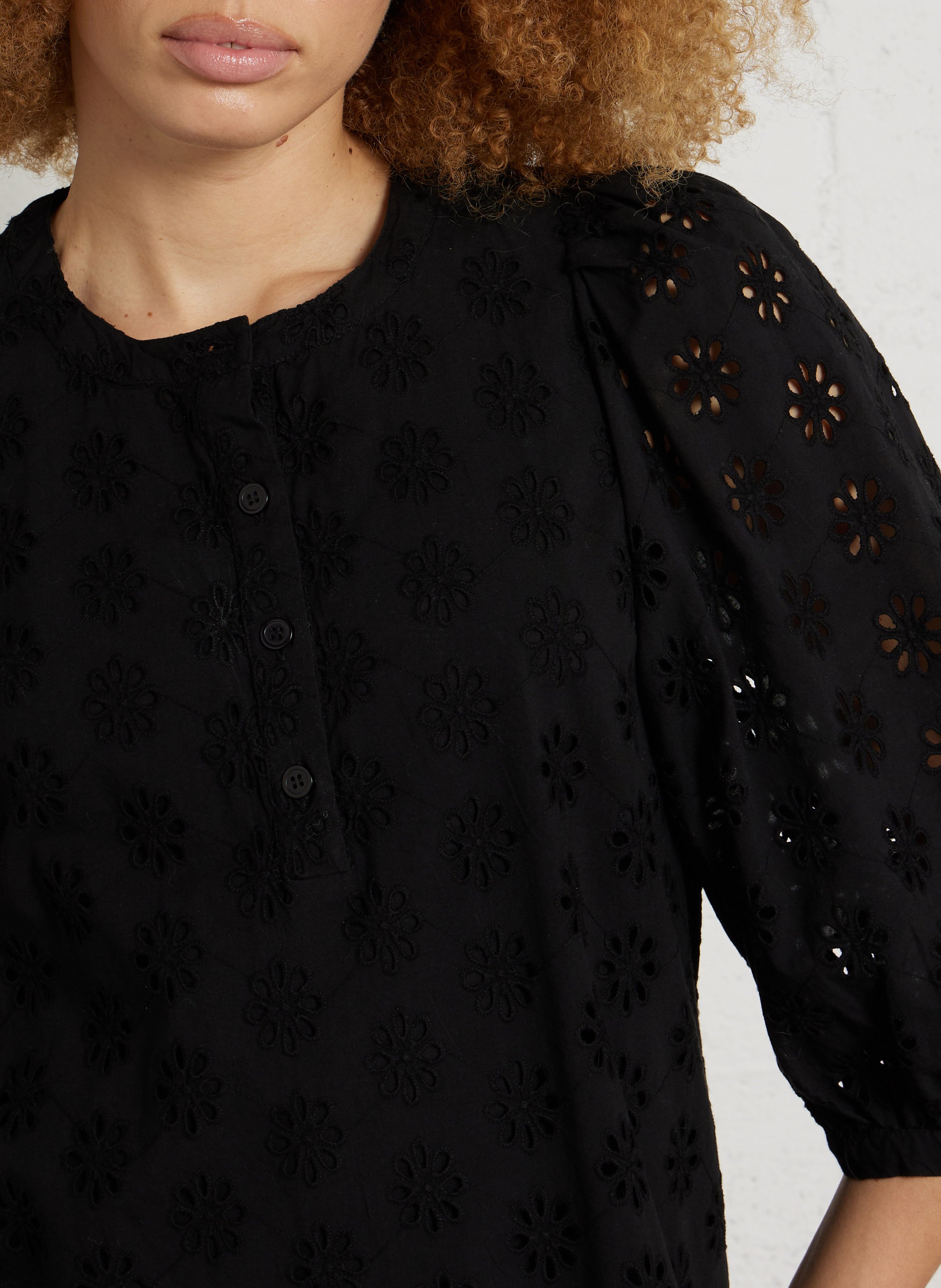 <p>Korte jurk met ronde hals en Engelse borduursels</p> DES PETITS HAUTS Zwart