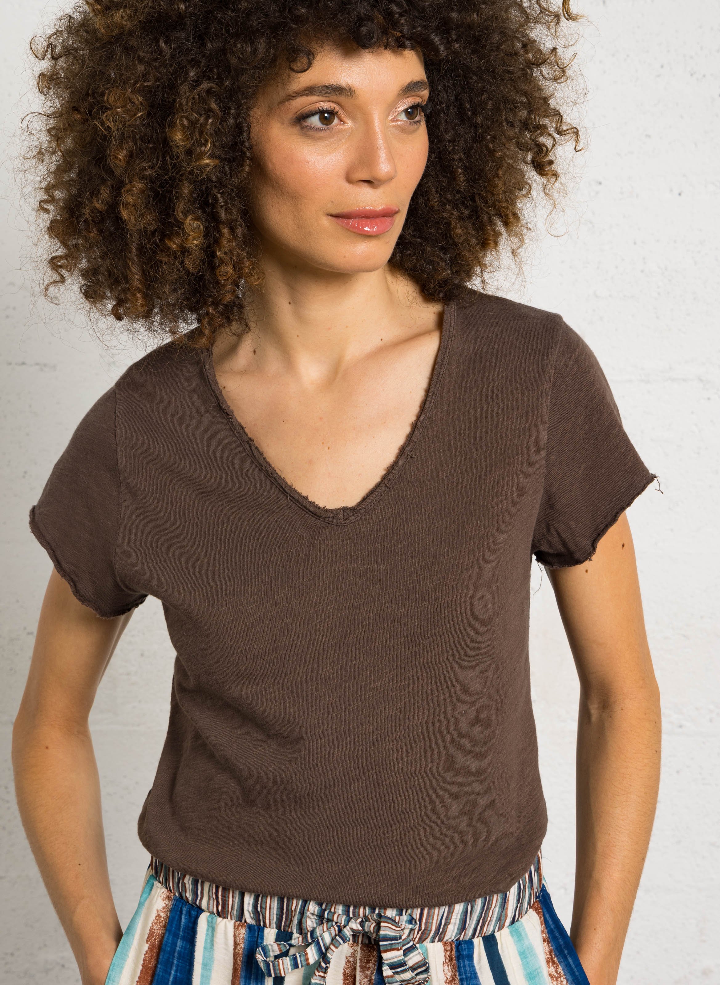 Gerade geschnittenes Baumwoll-T-Shirt mit V-Ausschnitt AMERICAN VINTAGE