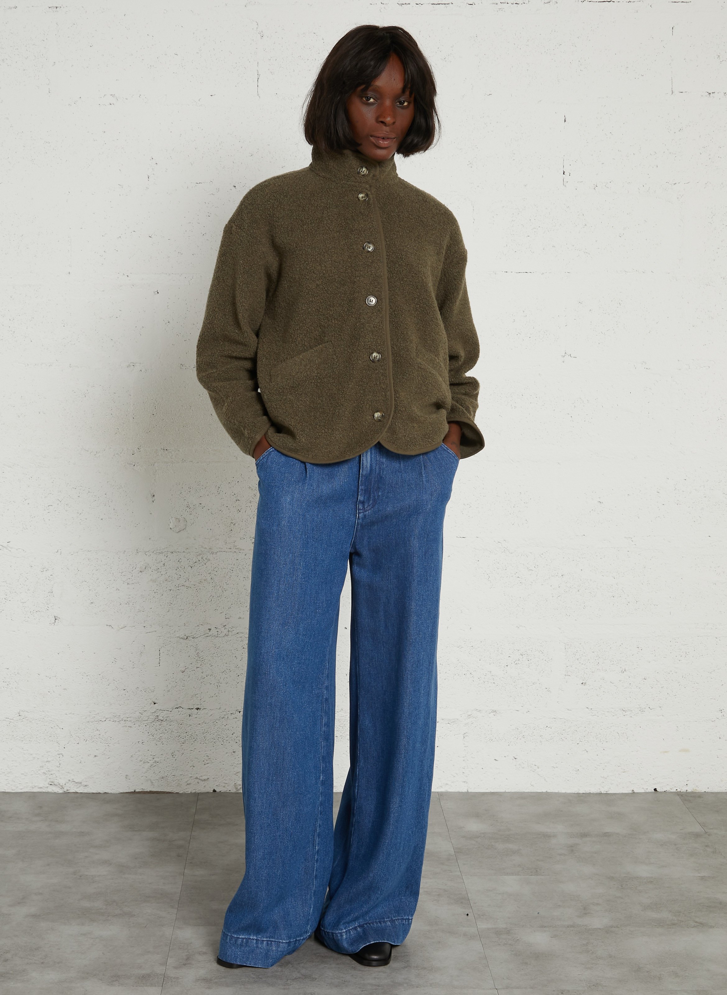 Hoher Kragen Strickjacke in Bouclé-Garn DES PETITS HAUTS Grun