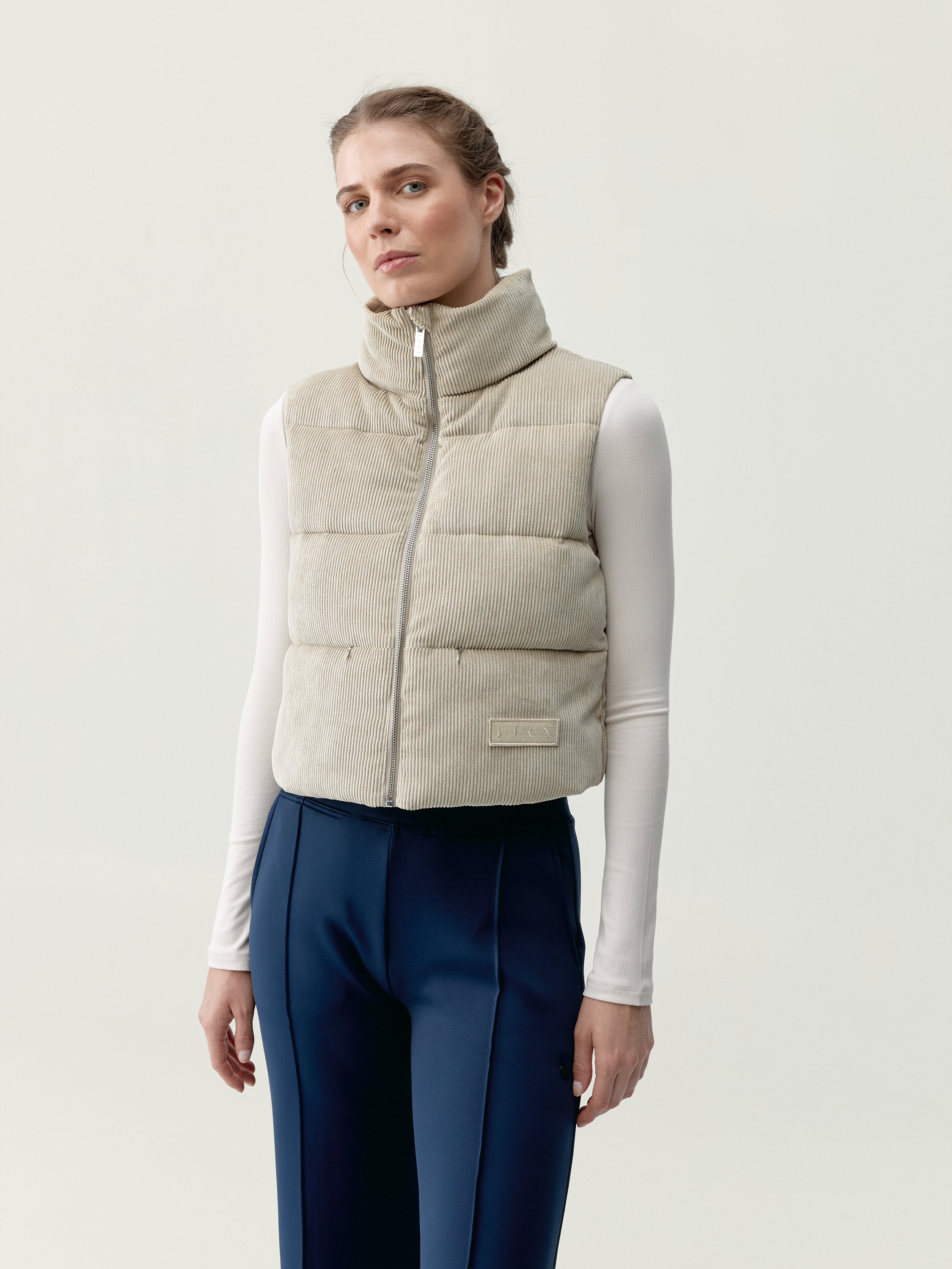 Sleeveless sports jacket for women with zipper BORN
