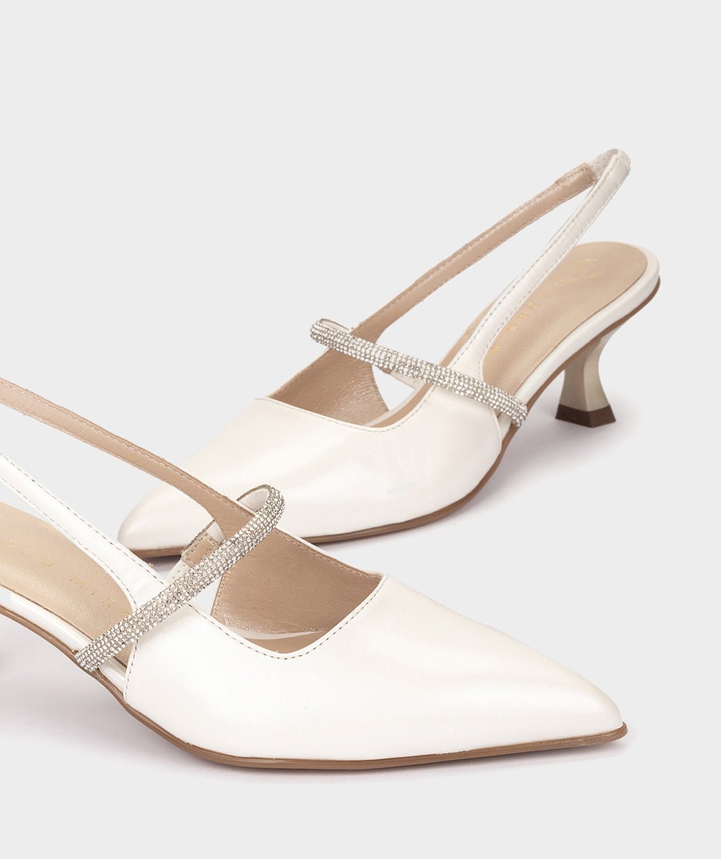 <p>White leather high heel shoes.</p> PEDRO MIRALLES White