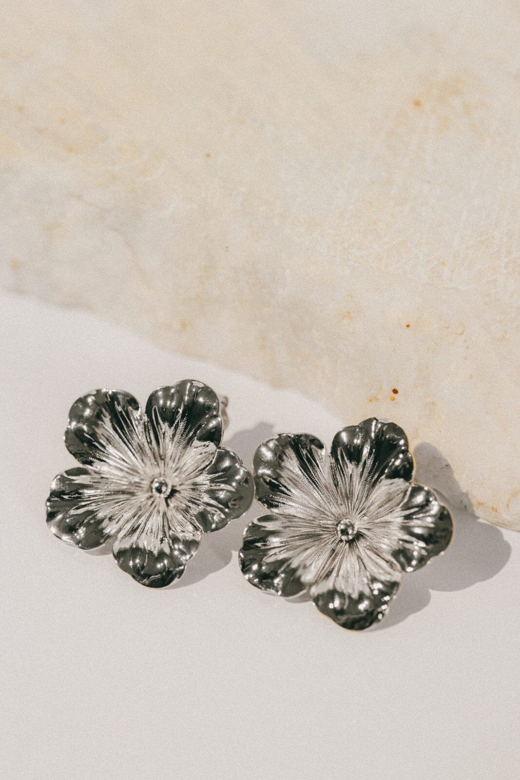 Maxi flower stud earrings in gold-plated brass. MONSIEUR SIMONE Silver