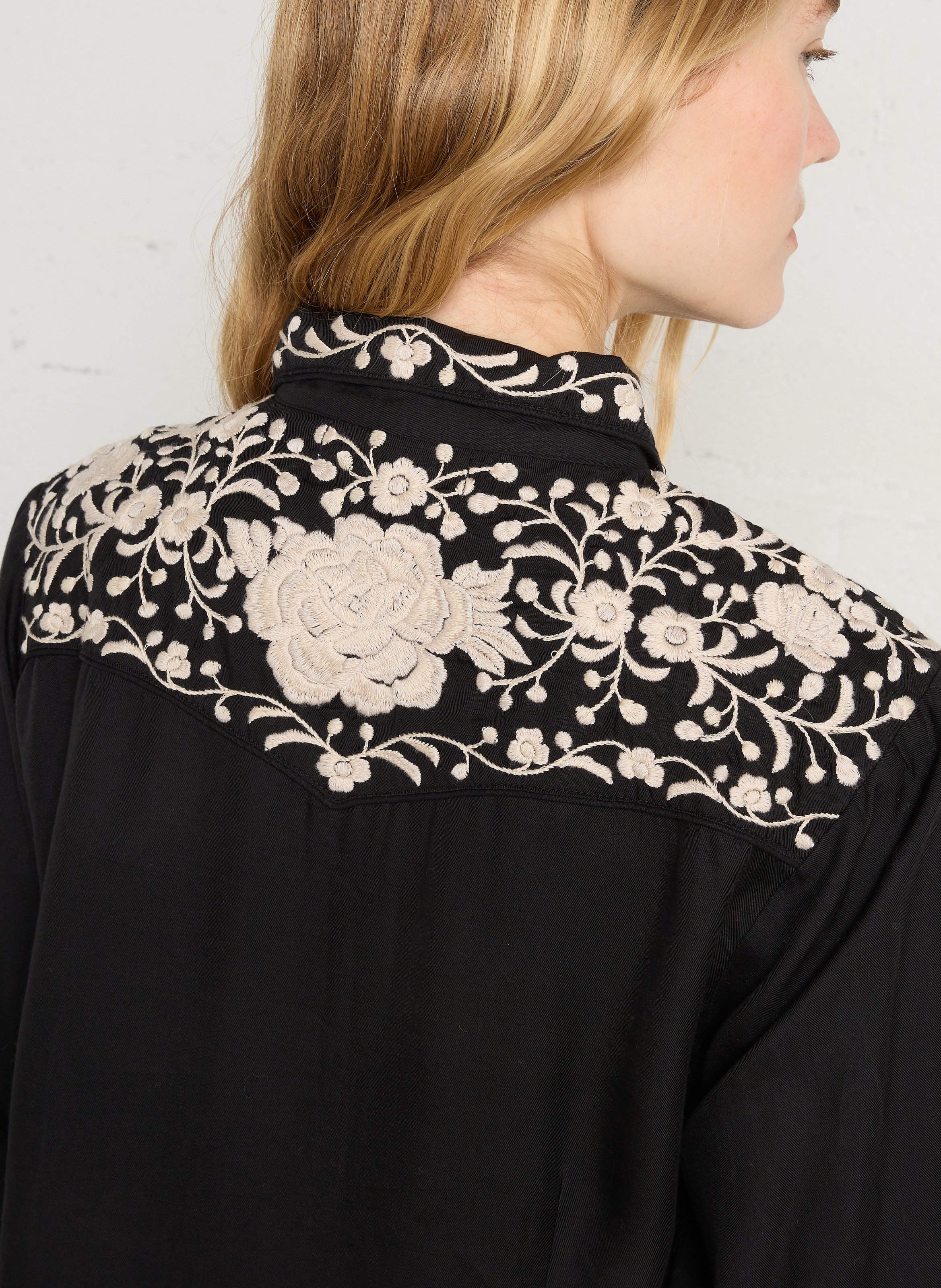 Gerade Hemdbluse mit Stickereien MAISON HOTEL Schwarz