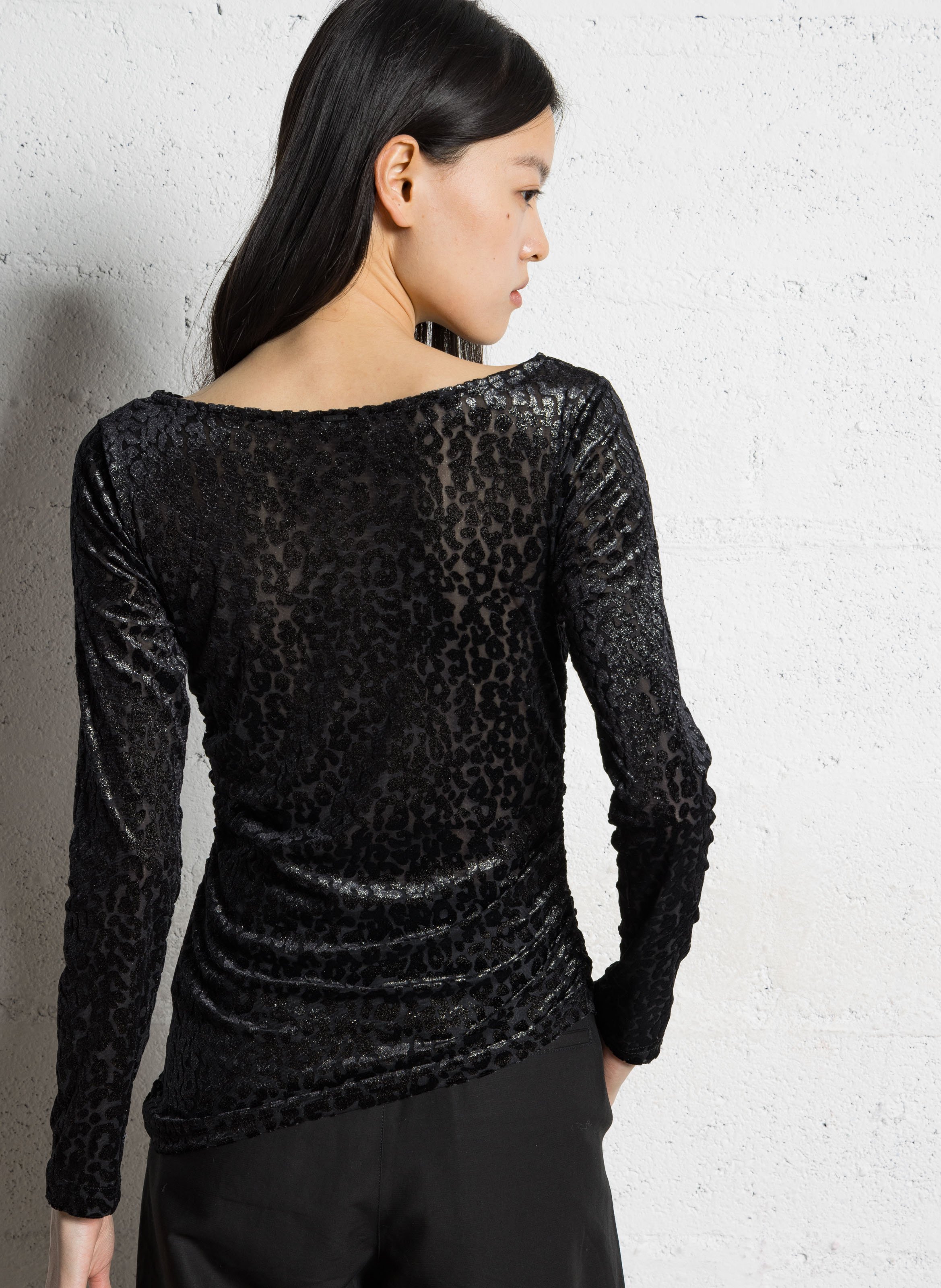 Anliegendes Oberteil mit Rundhalsausschnitt aus glitzerndem Jacquard. IKKS Schwarz