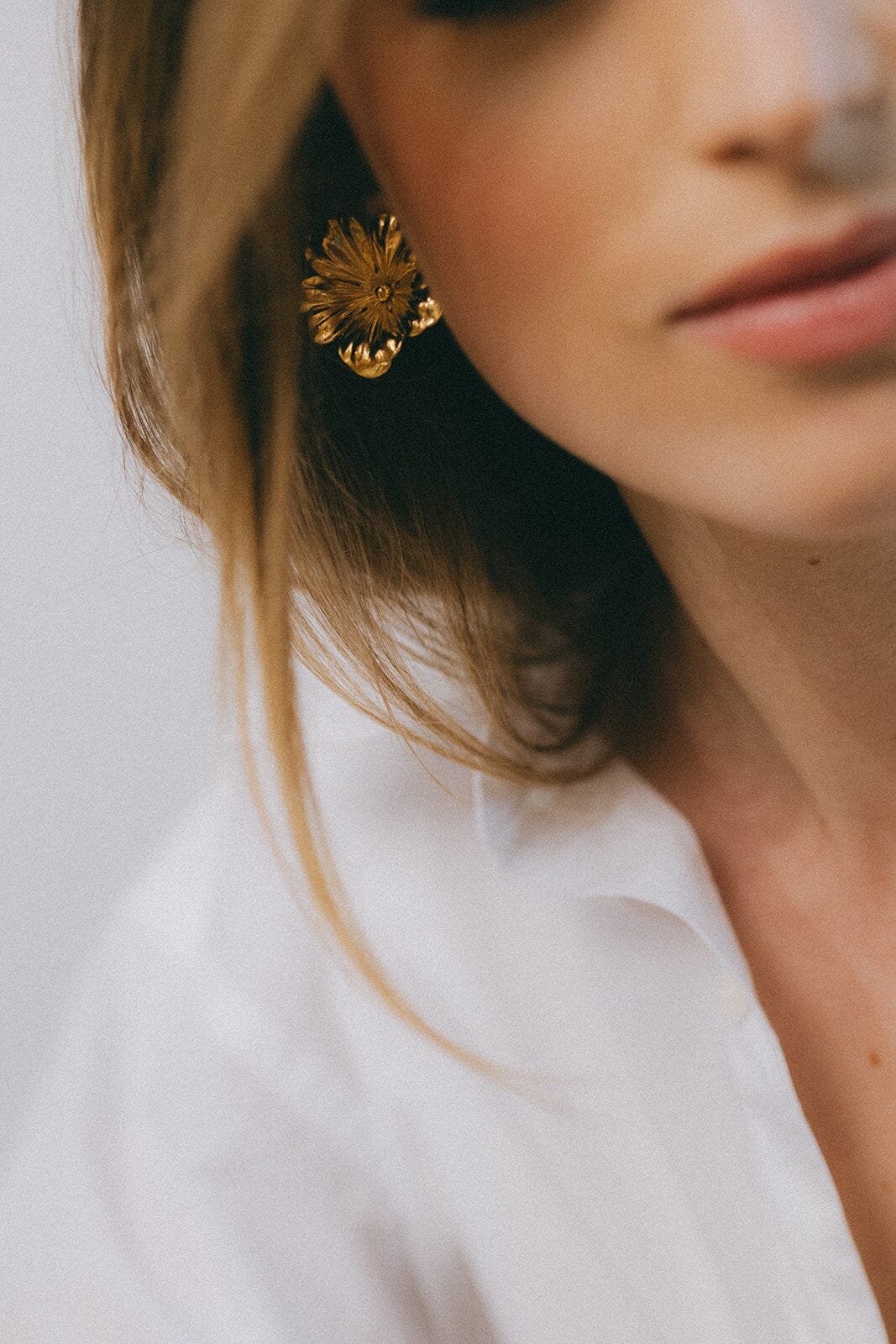 Maxi flower stud earrings in gold-plated brass. MONSIEUR SIMONE Silver