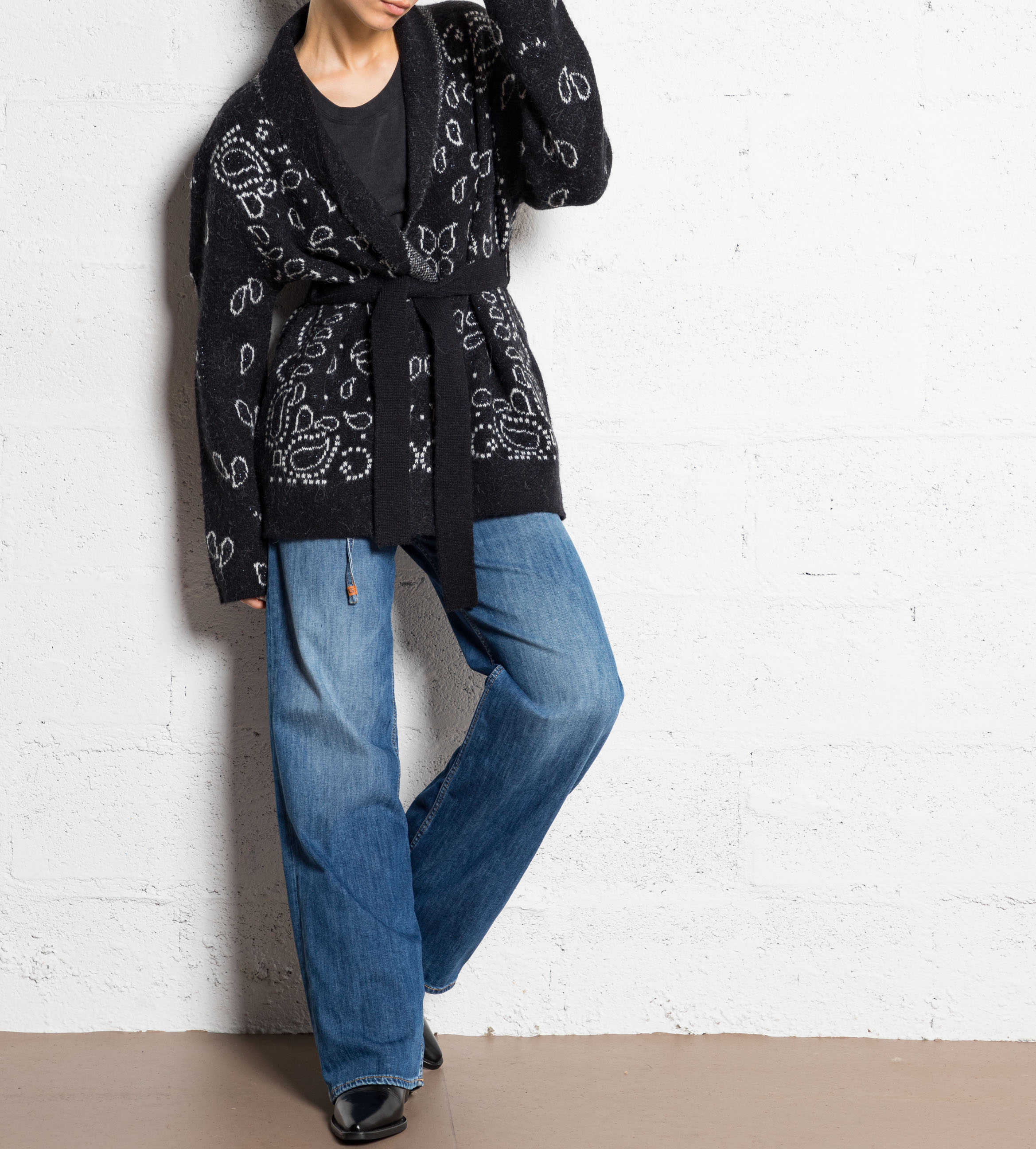 - Straight-leg jeans
- 5 pockets
- Straight cut
- Faded effect LE TEMPS DES CERISES Blue