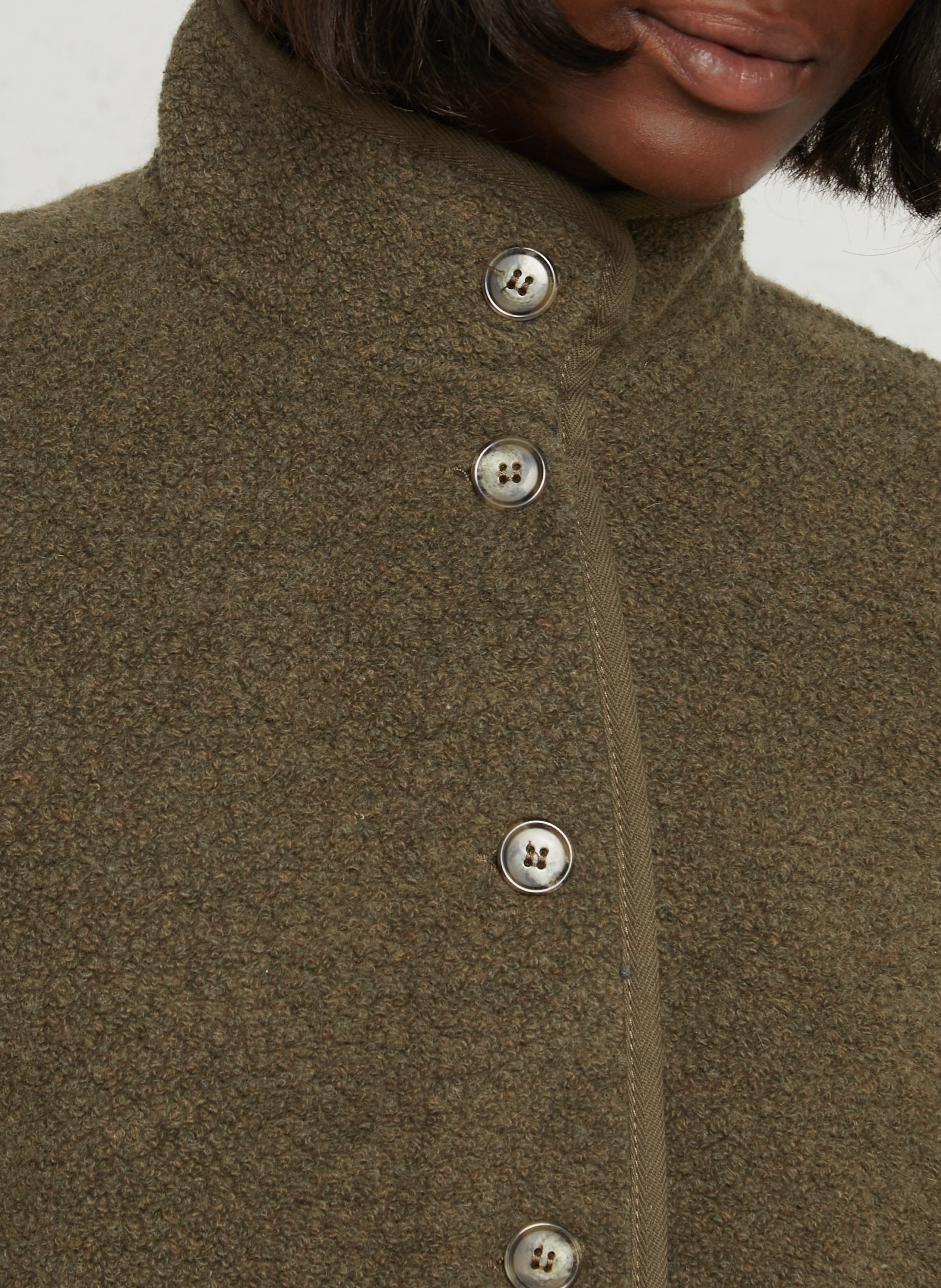 Hoher Kragen Strickjacke in Bouclé-Garn DES PETITS HAUTS Grun