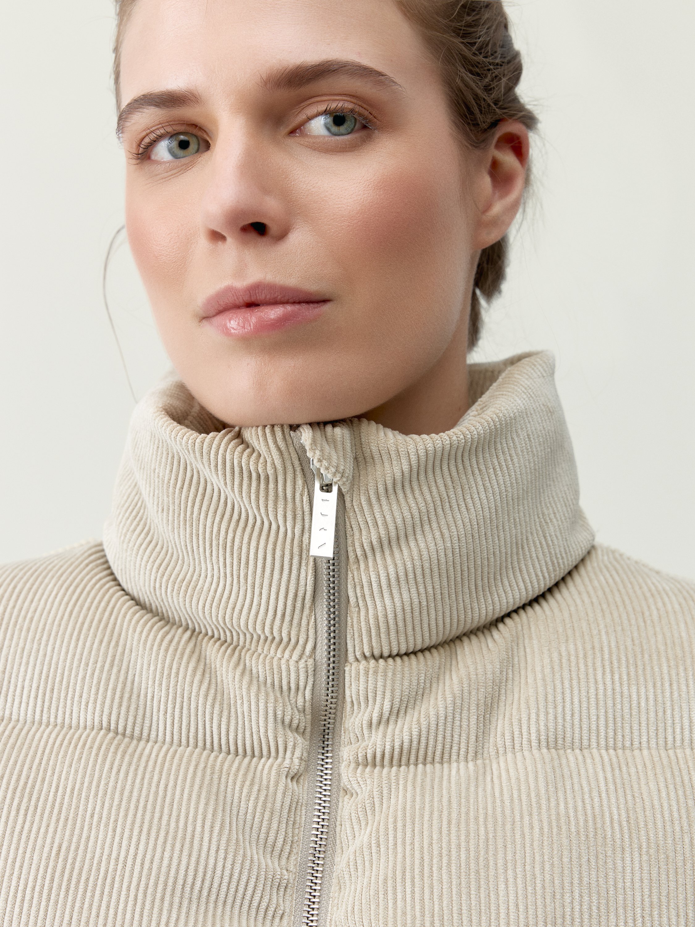 Sleeveless sports jacket for women with zipper BORN Beige