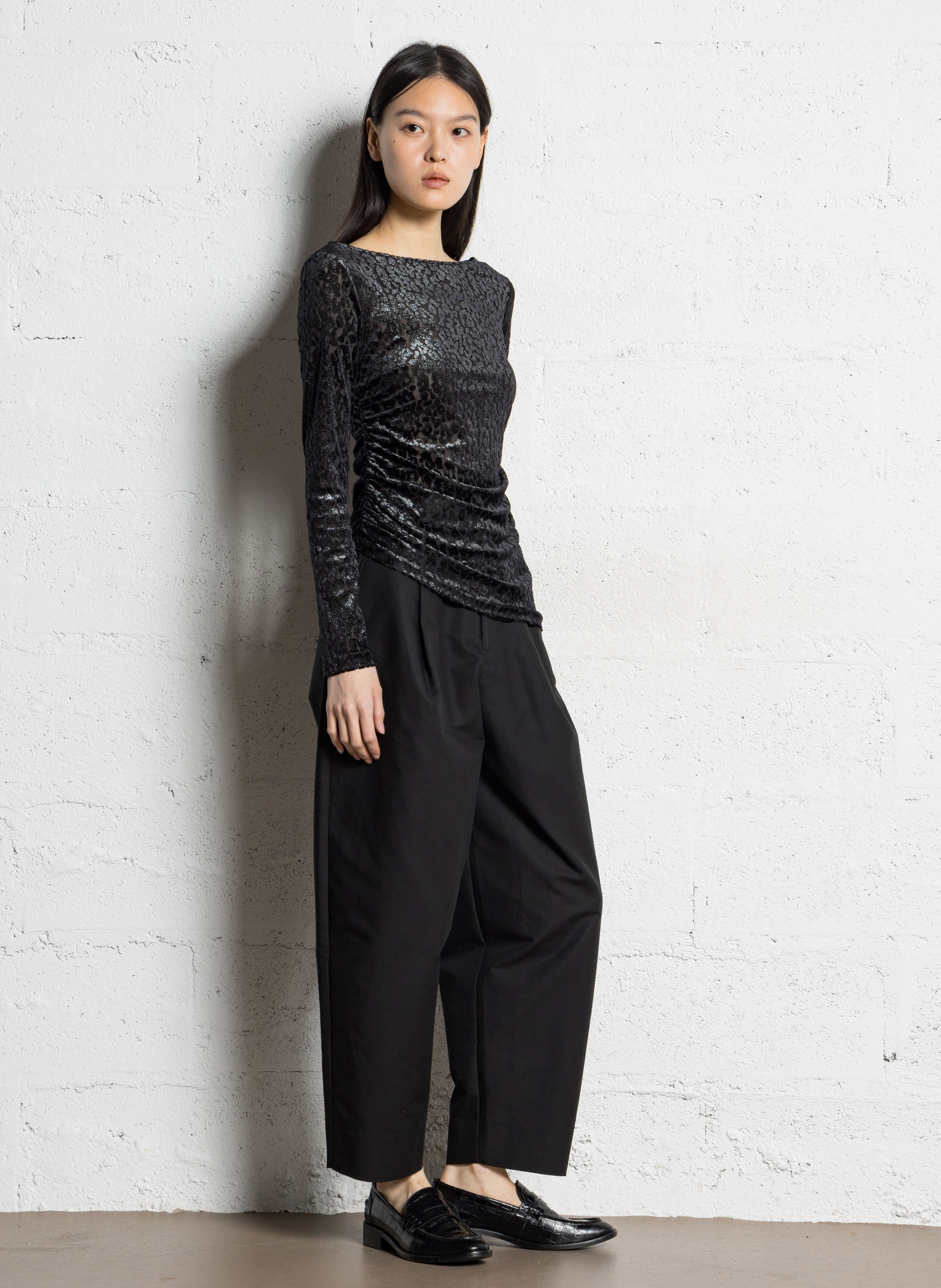 Anliegendes Oberteil mit Rundhalsausschnitt aus glitzerndem Jacquard. IKKS Schwarz