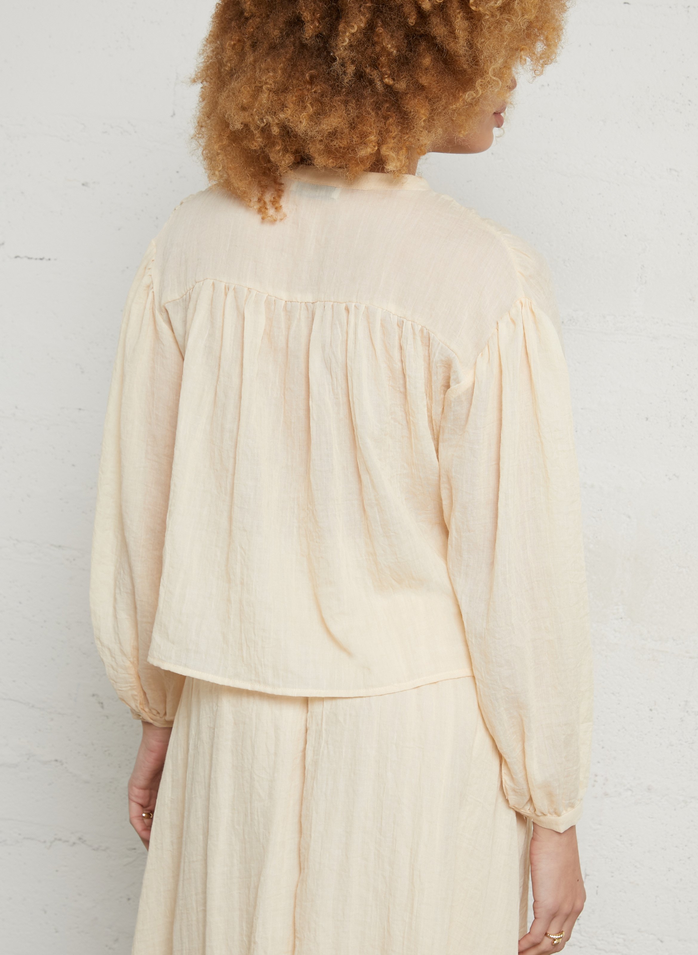 Wijdvallende blouse met ronde hals en knoopsluiting. Wit