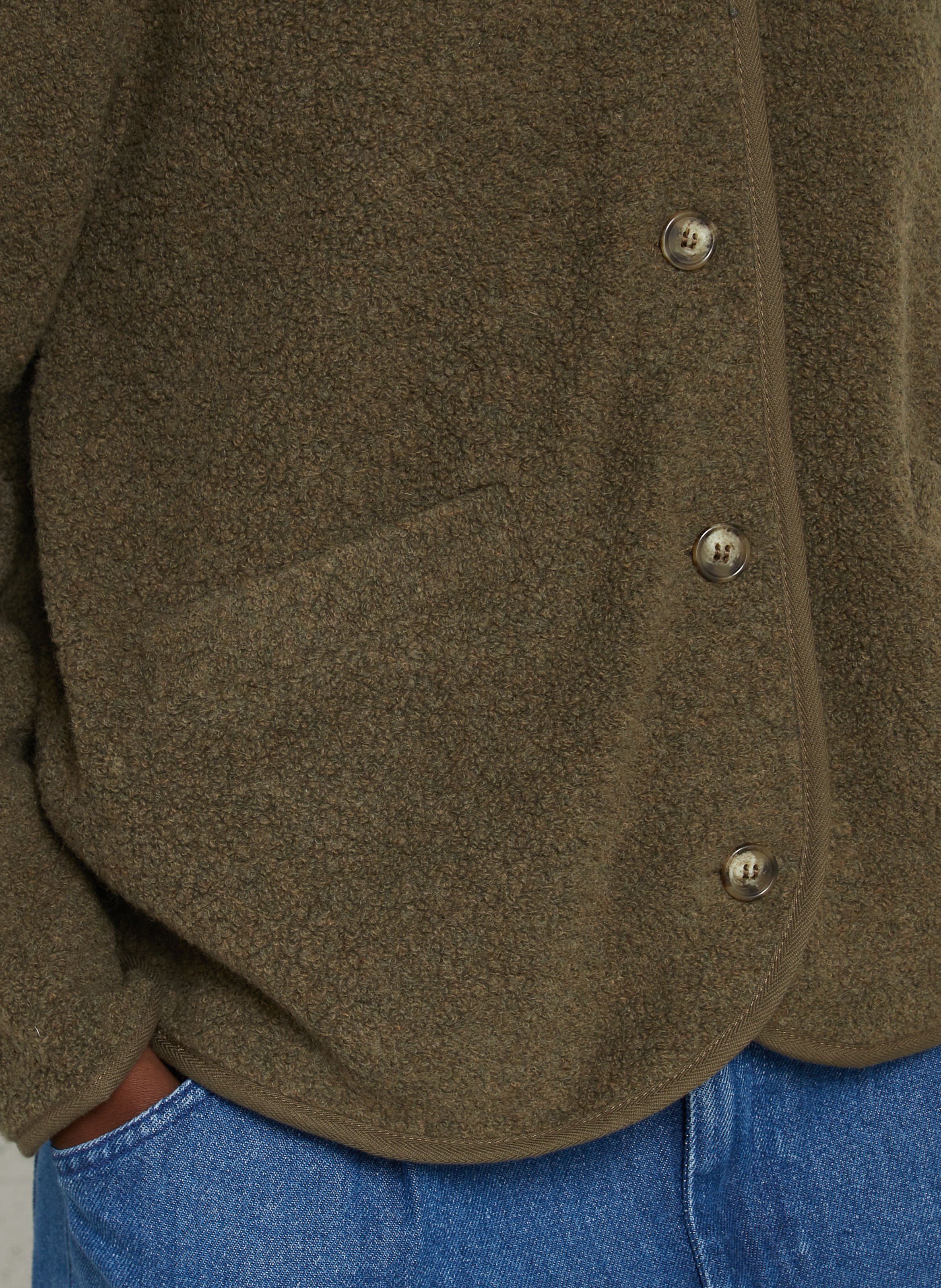 Hoher Kragen Strickjacke in Bouclé-Garn DES PETITS HAUTS Grun