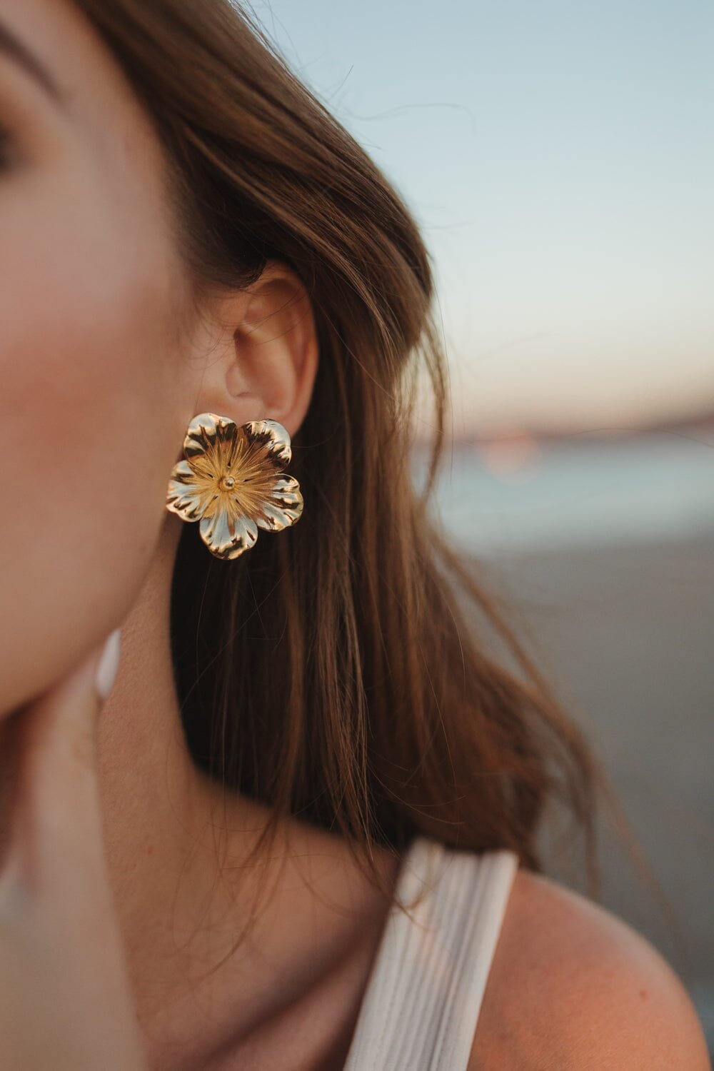 Maxi flower stud earrings in gold-plated brass. MONSIEUR SIMONE Silver