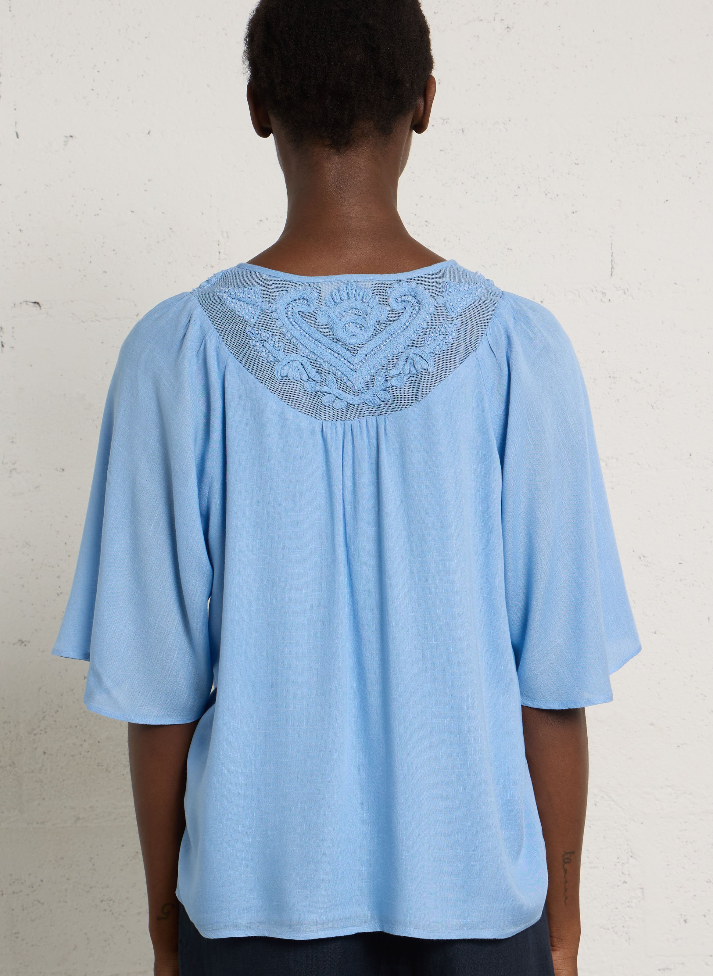 Shirt met V-hals en geborduurde details. | Blauw MAISON 123 Dames