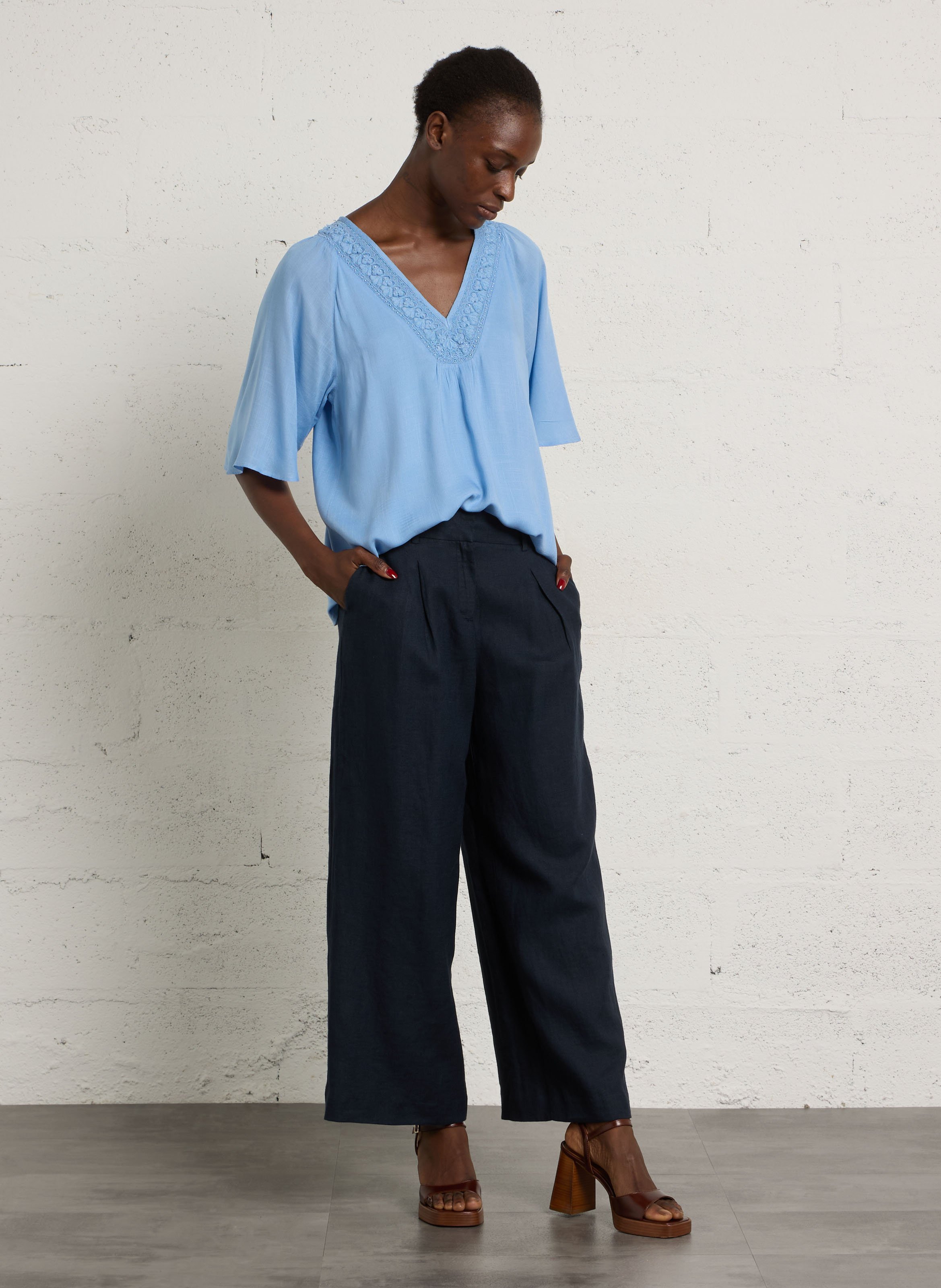 Shirt met V-hals en geborduurde details. | Blauw MAISON 123 Dames