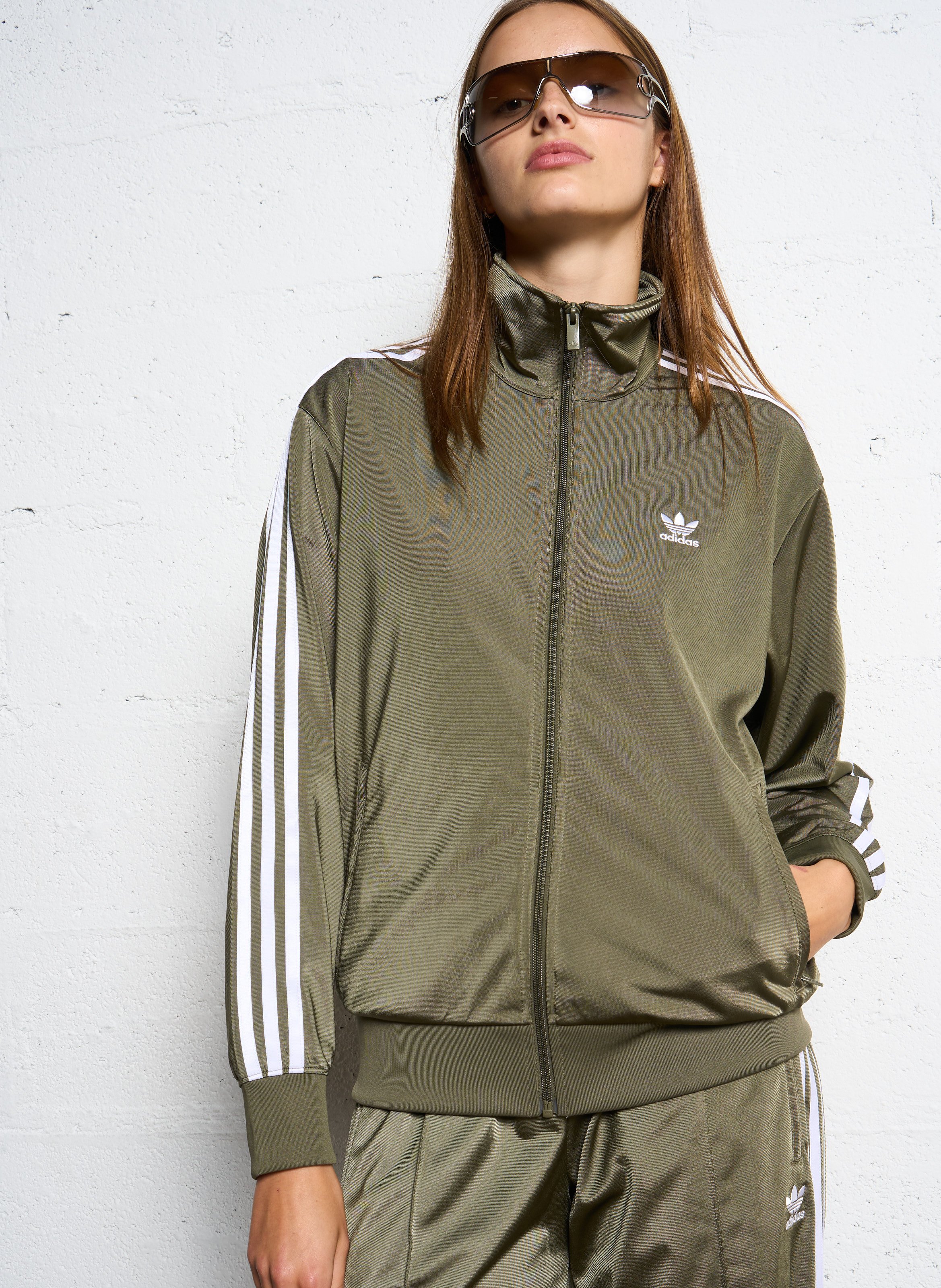 Gerade Geschnittene Jacke Mit Stehkragen Olive Strata Adidas Damen IY4742 OLISTR OLIVE STRATA Place des Tendances Deutschland