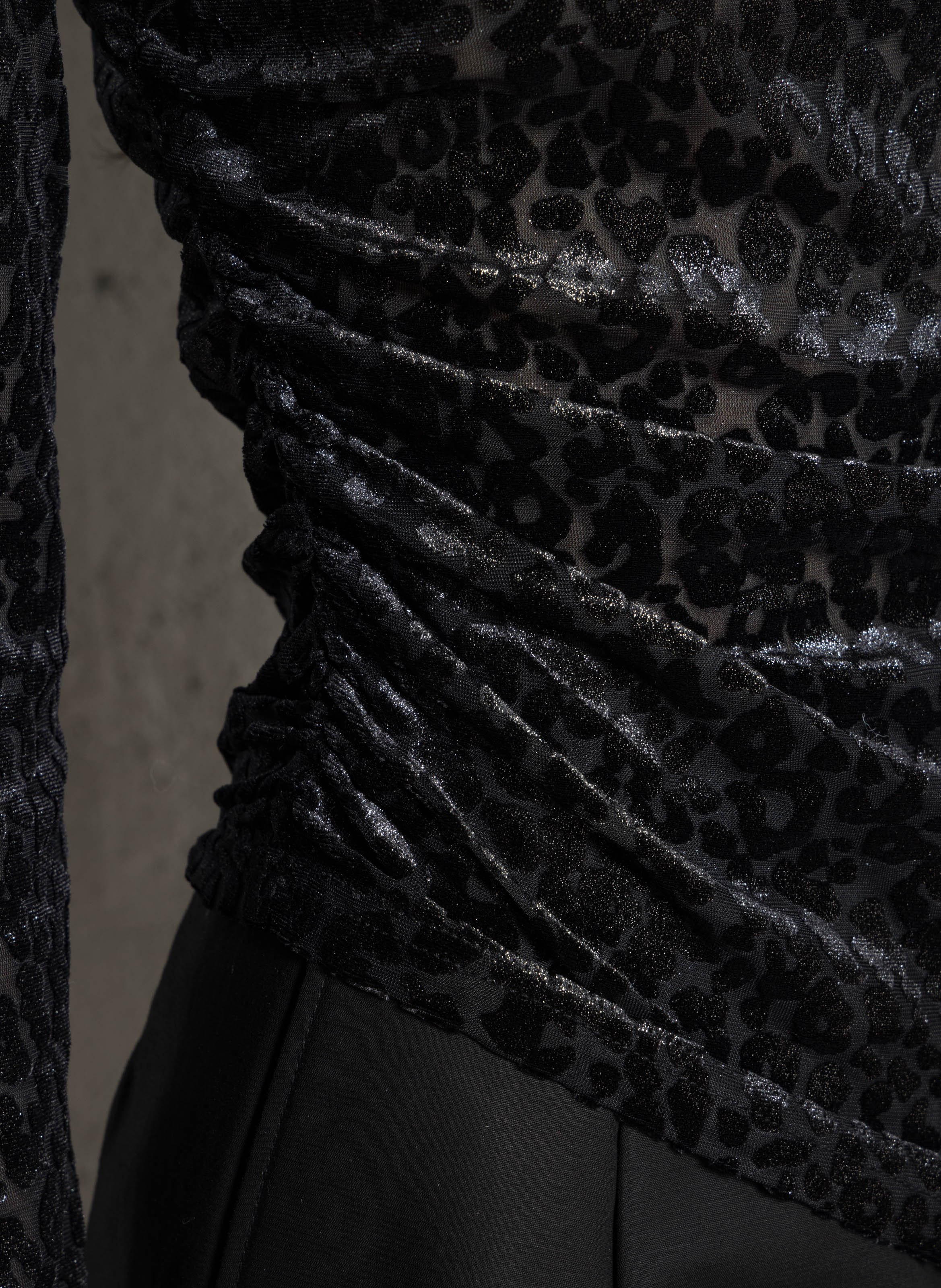 Anliegendes Oberteil mit Rundhalsausschnitt aus glitzerndem Jacquard. IKKS Schwarz