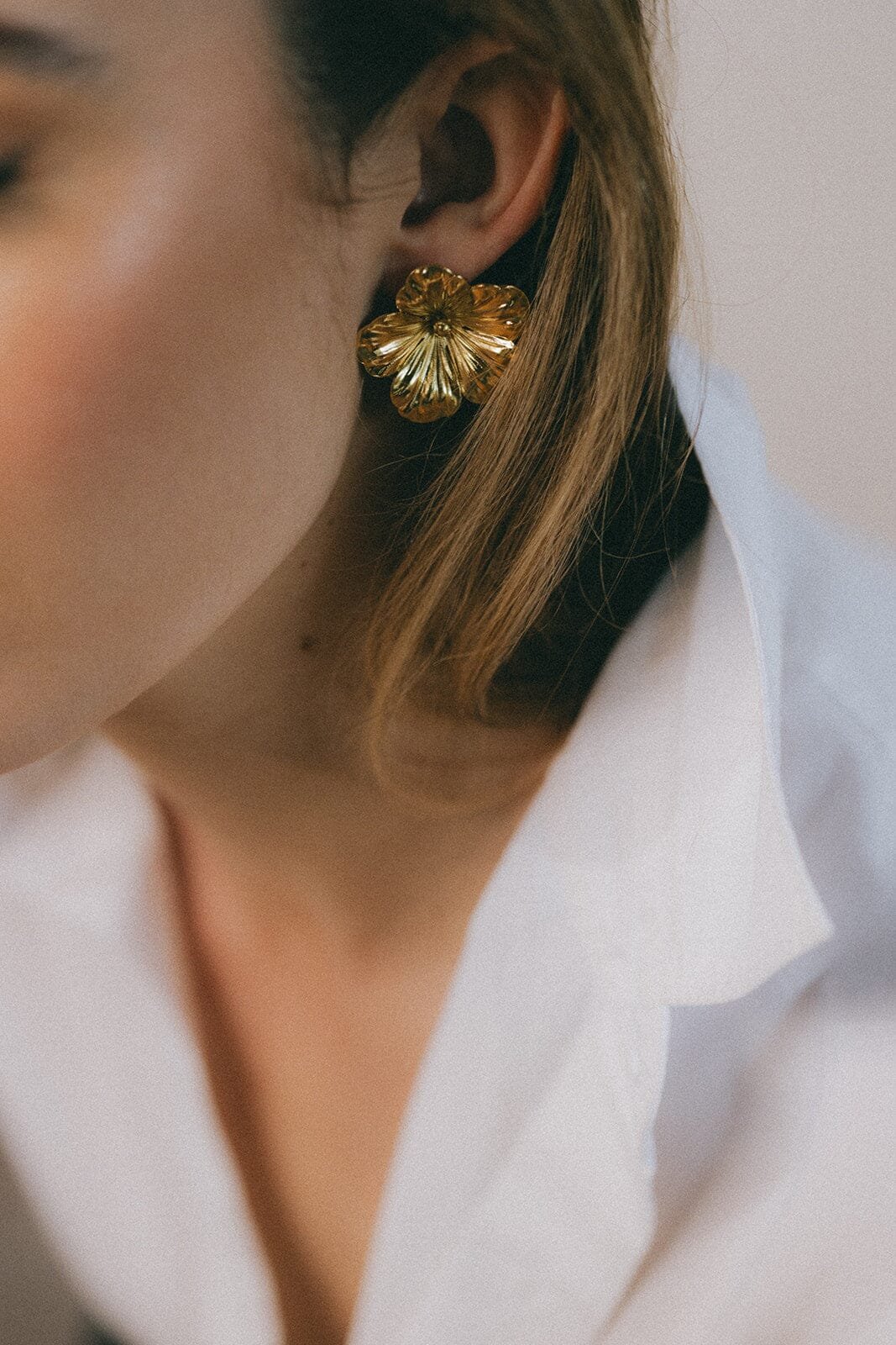 Maxi flower stud earrings in gold-plated brass. MONSIEUR SIMONE Silver