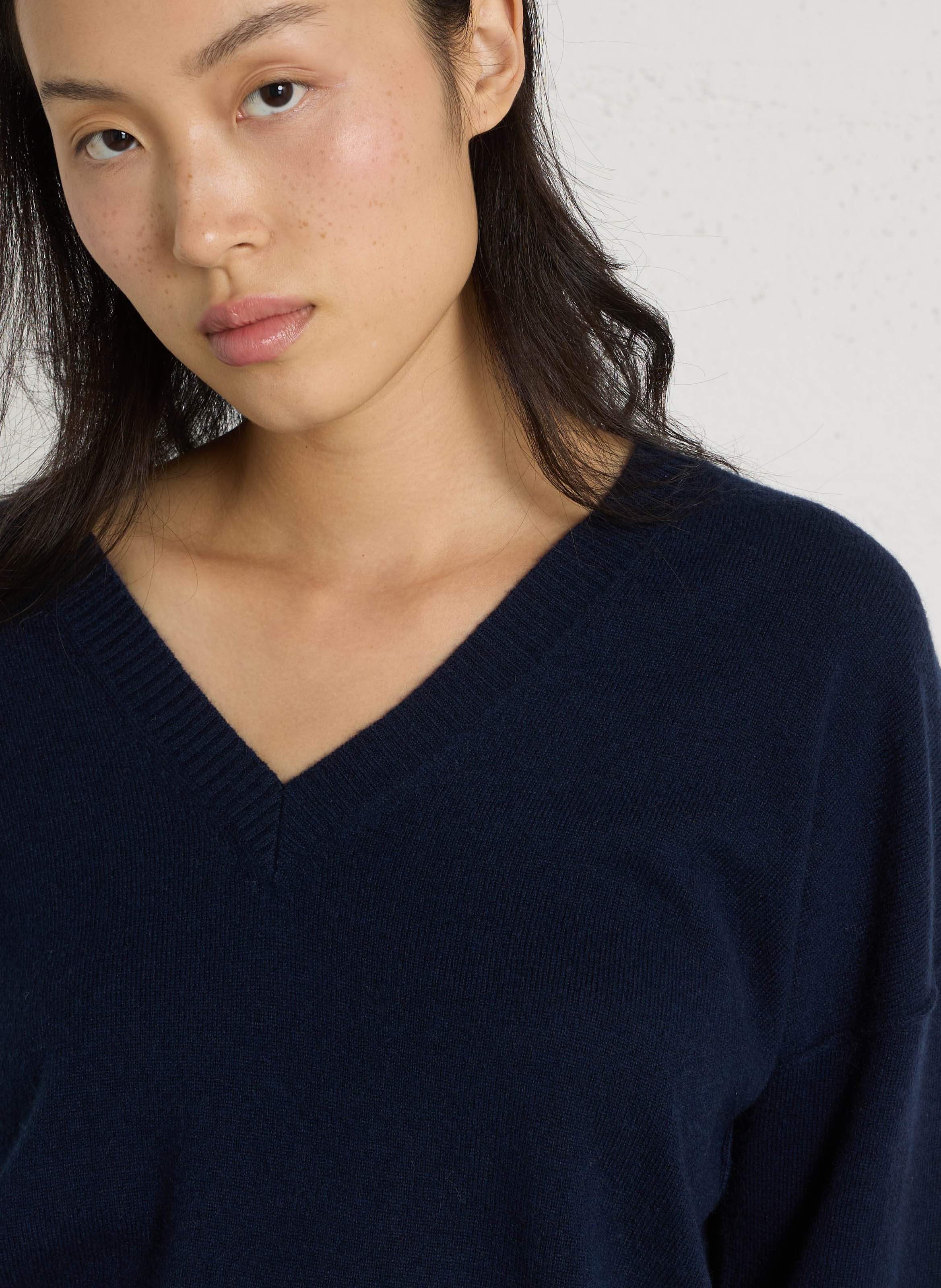 Pull ample col V en laine et cachemire HARTFORD Bleu