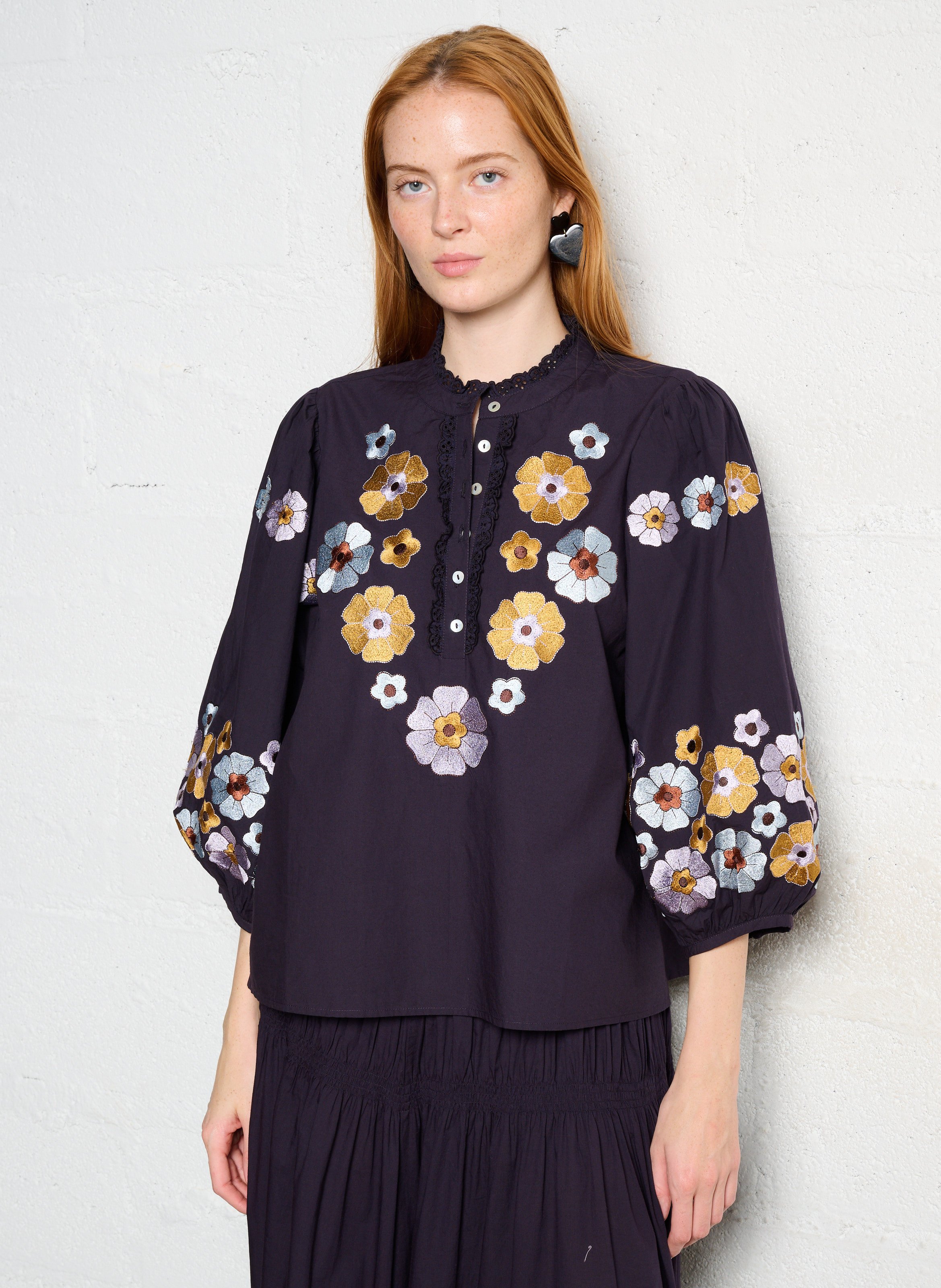 Weit geschnittene Bluse mit Blumenstickerei ANTIK BATIK
