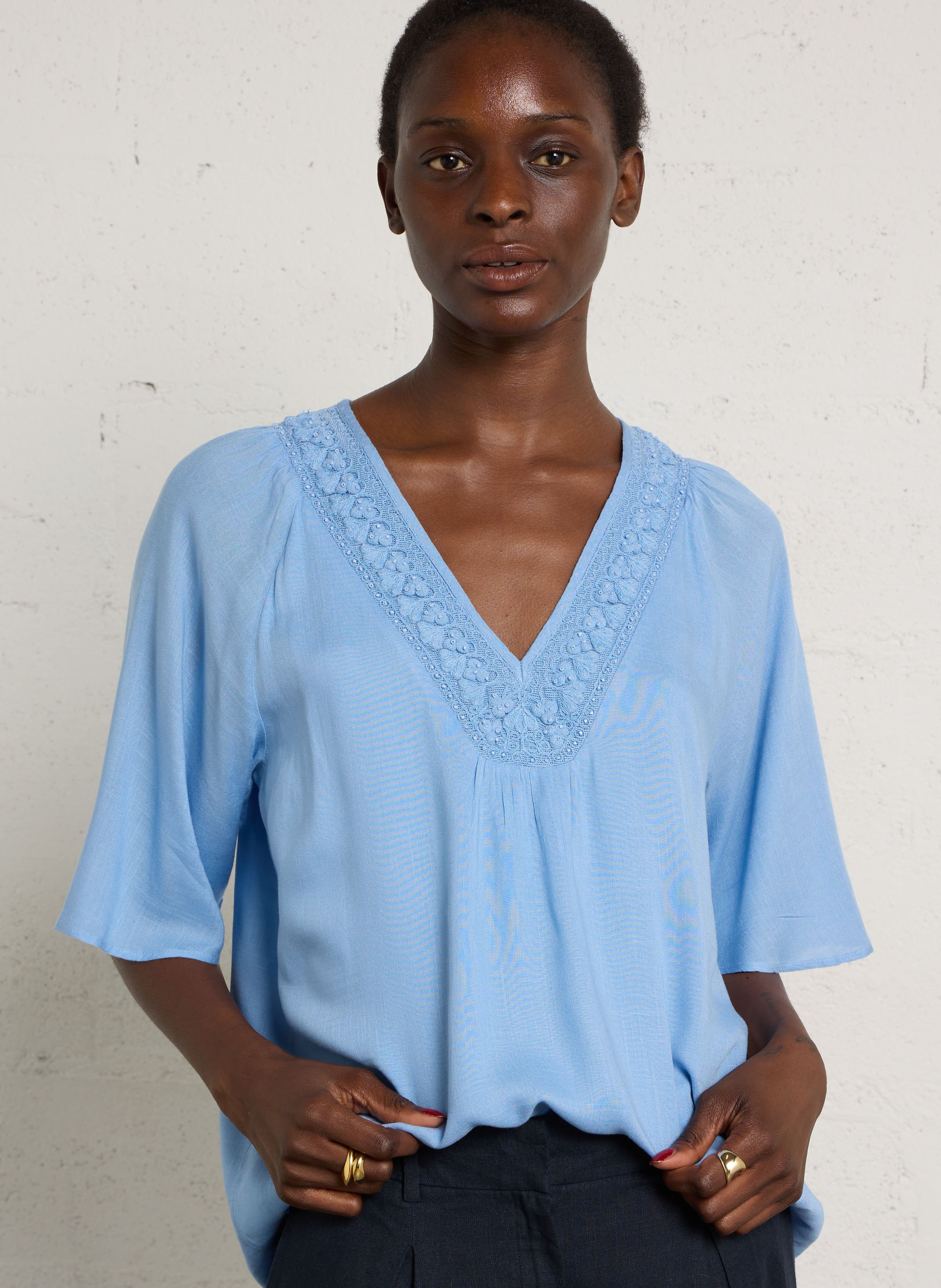 Shirt met V-hals en geborduurde details. MAISON 123