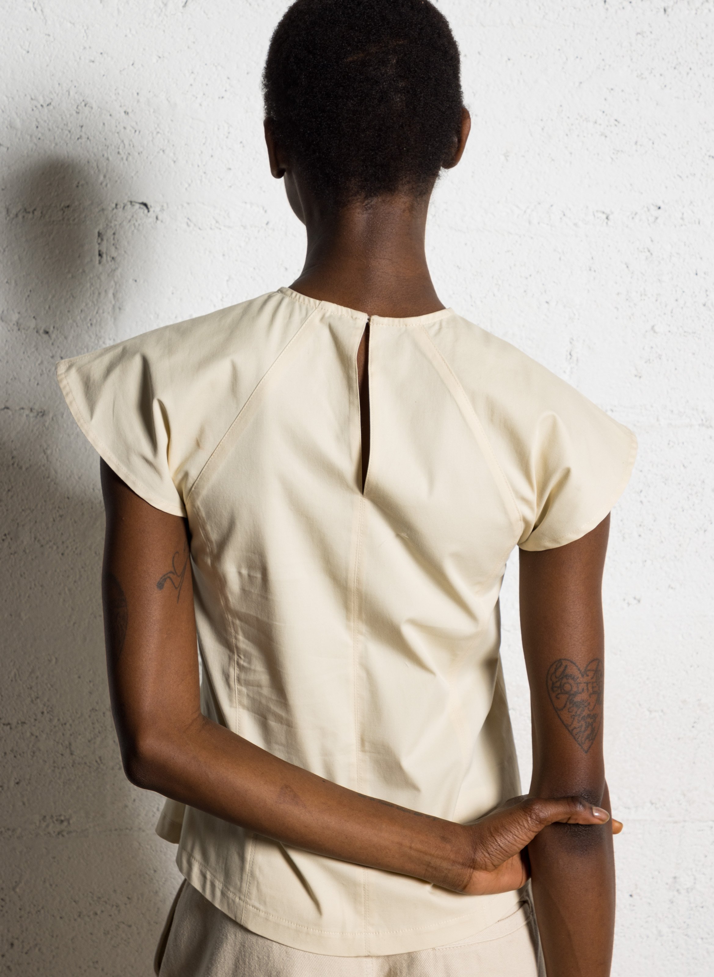 Aansluitende mouwloze top met uitsparingen BELLEPIECE Beige