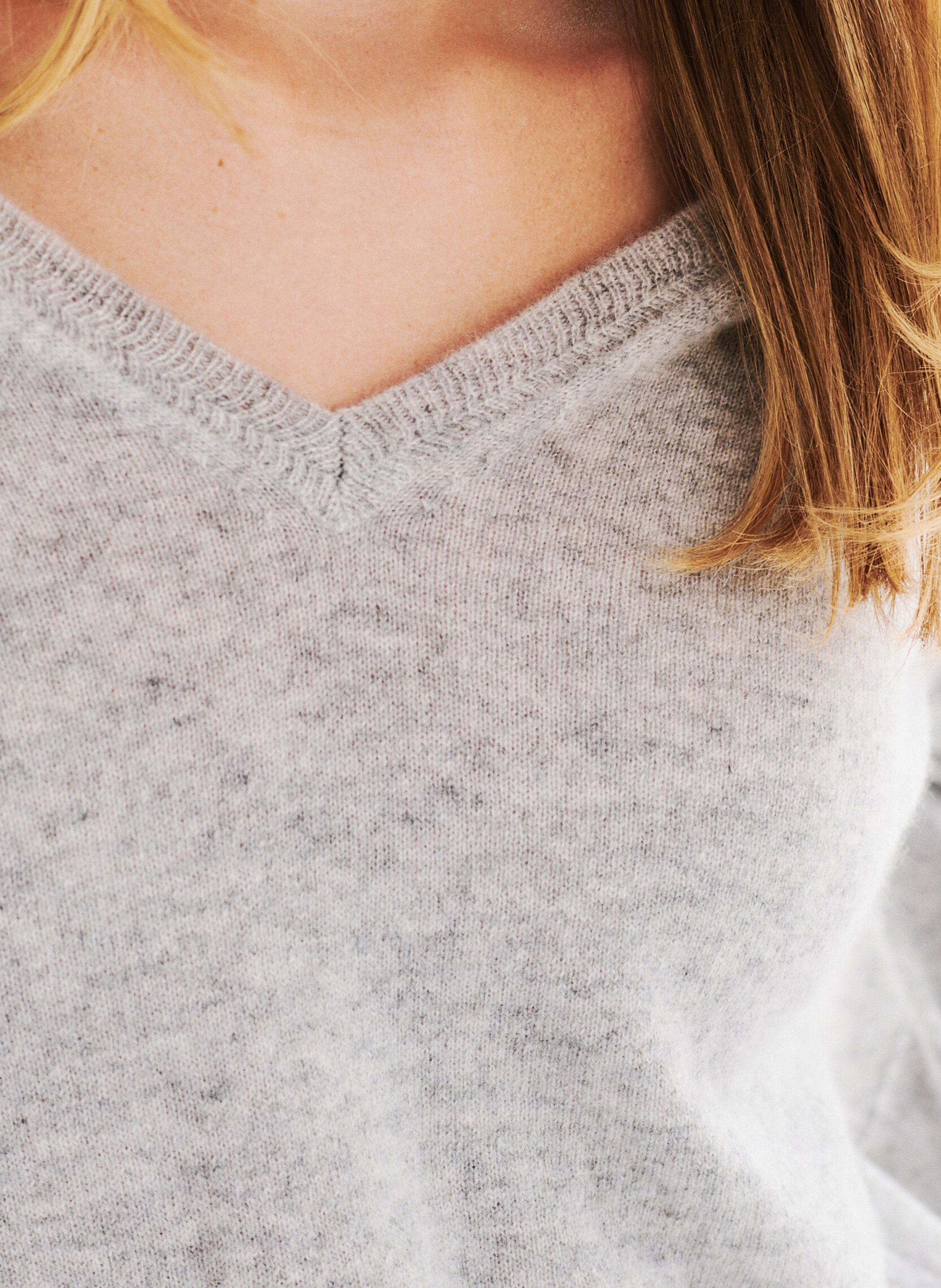 Pull cintré col V en cachemire CAROLL Gris