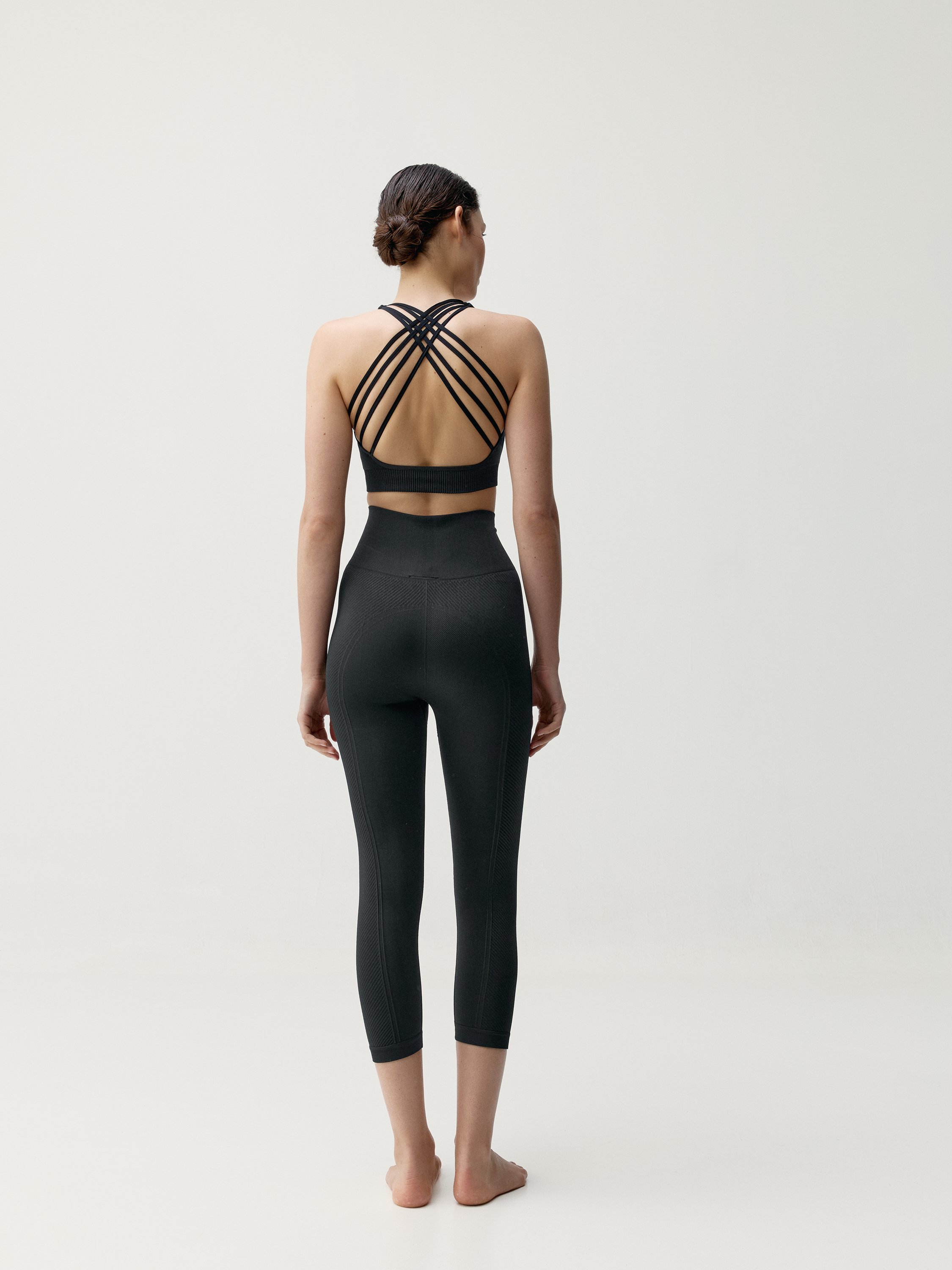 Seamless high support sports bra BORN LIVING YOGA Black