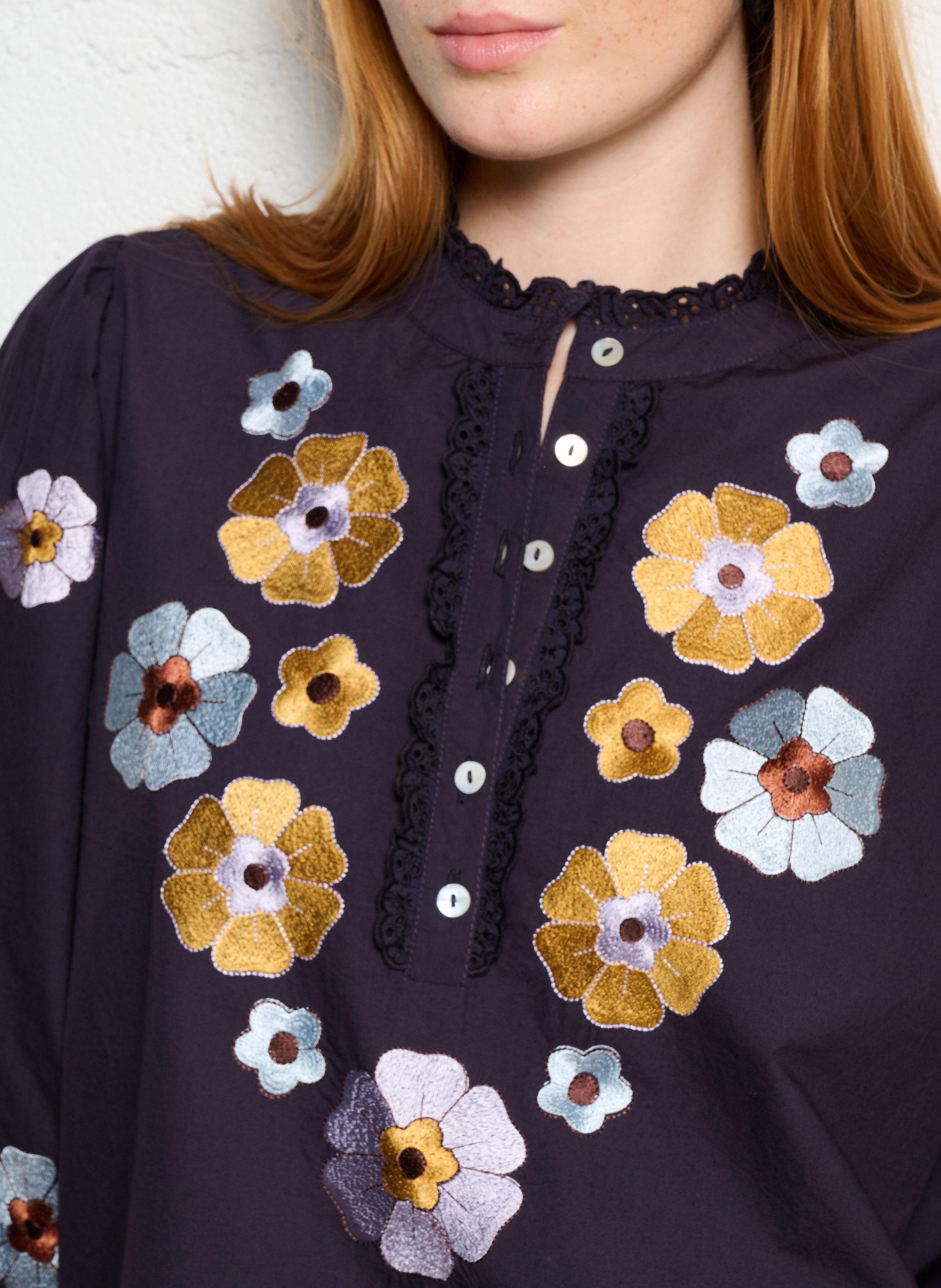 Weit geschnittene Bluse mit Blumenstickerei ANTIK BATIK Blau