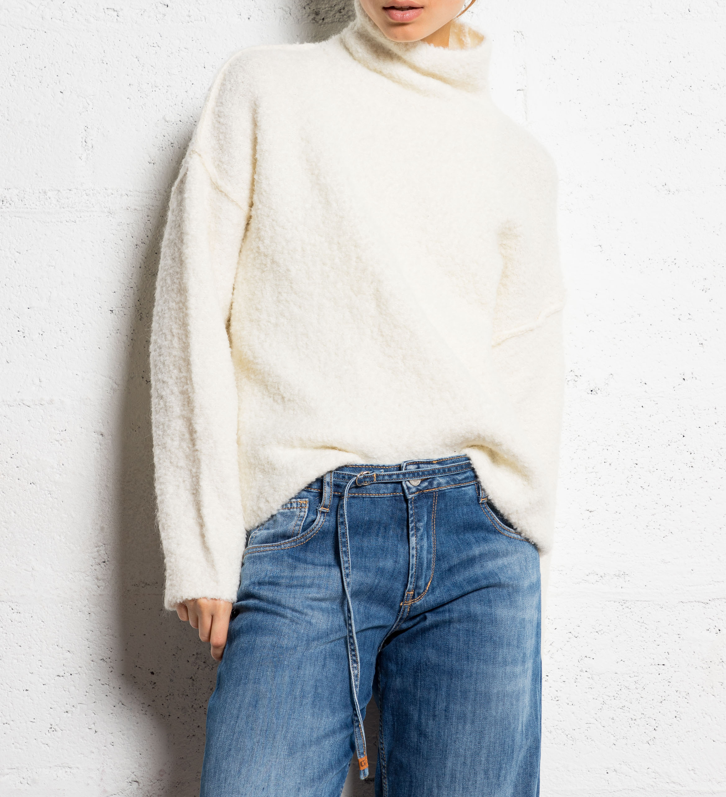 - Straight-leg jeans
- 5 pockets
- Straight cut
- Faded effect LE TEMPS DES CERISES Blue